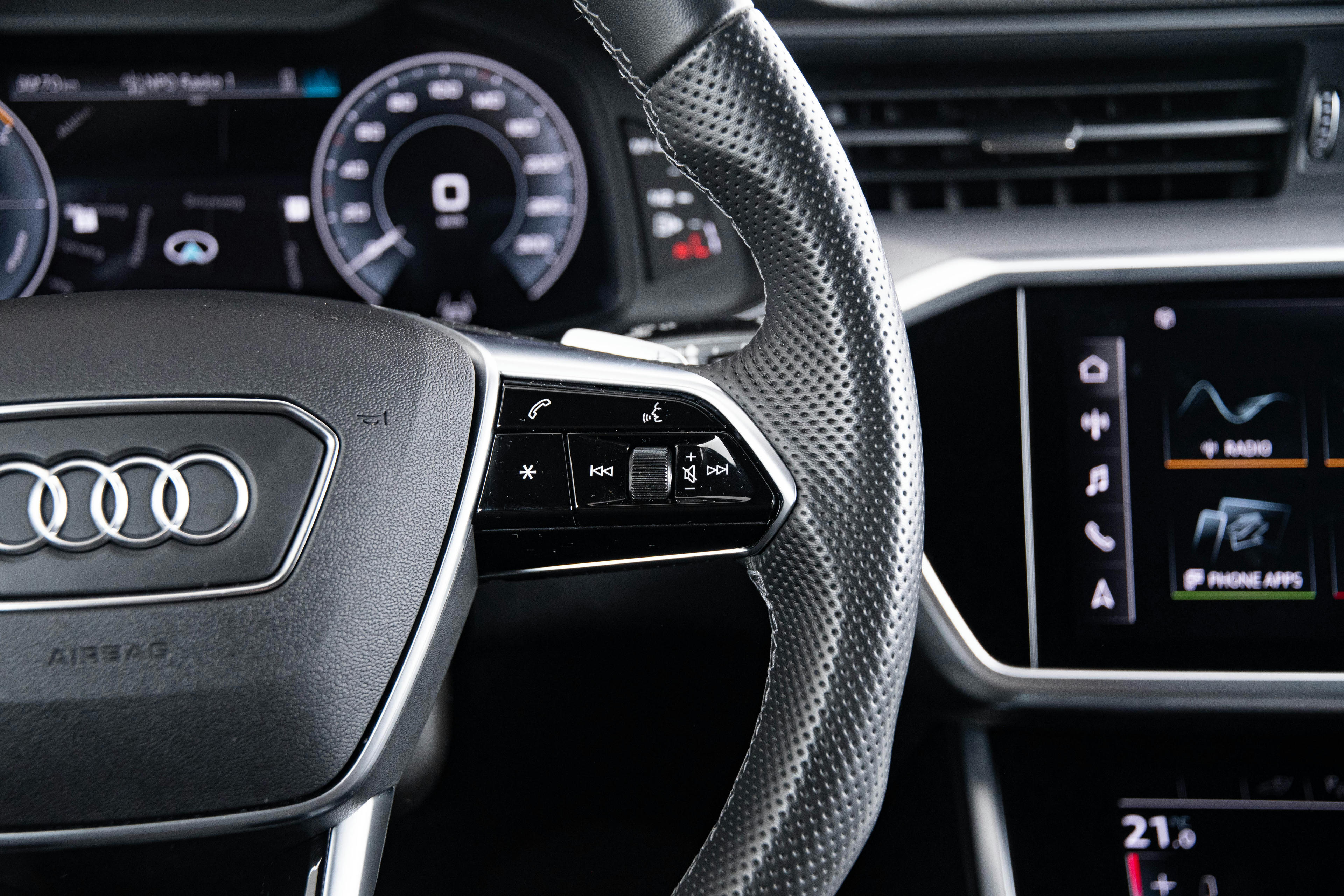 Car image 18
