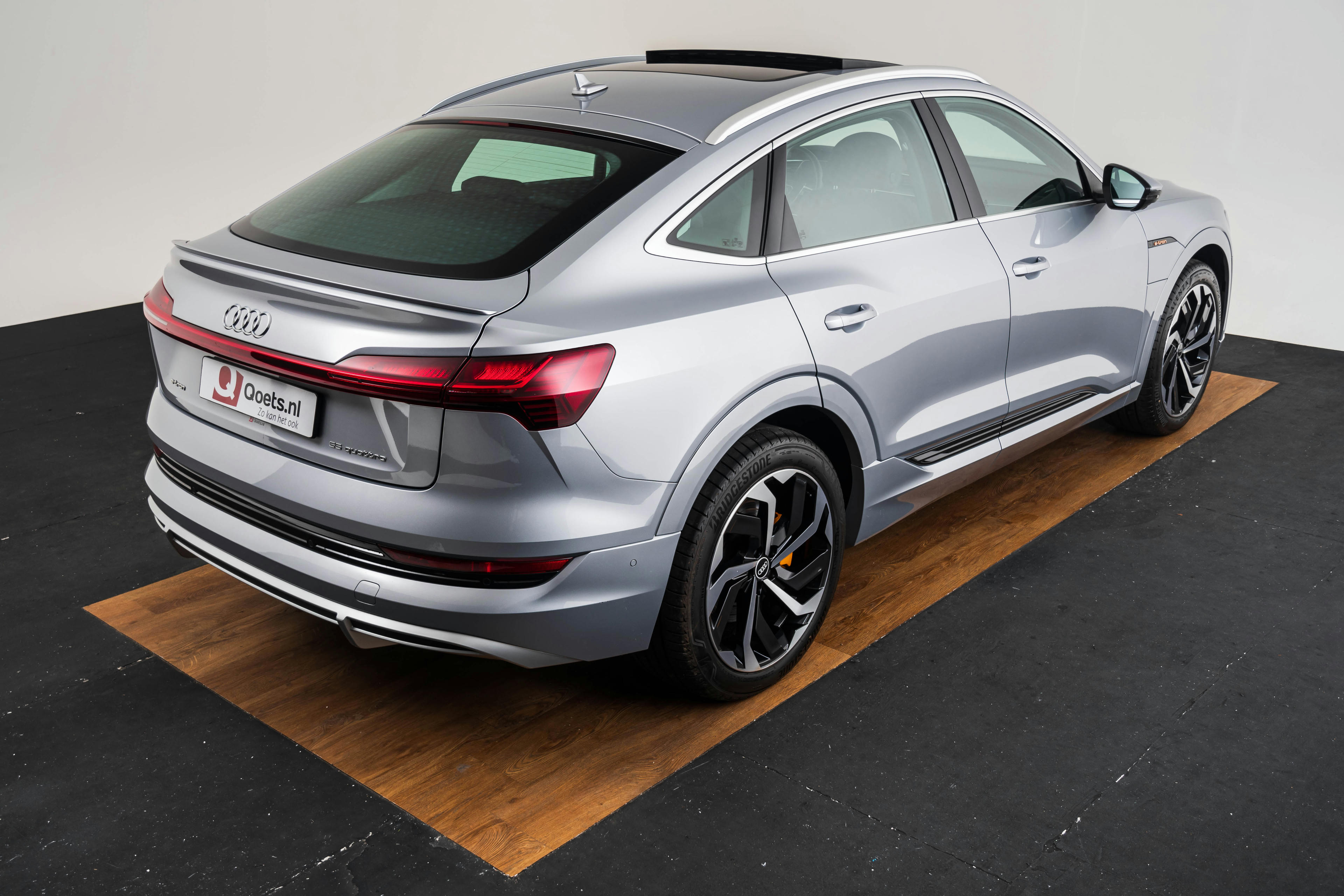Car image 18