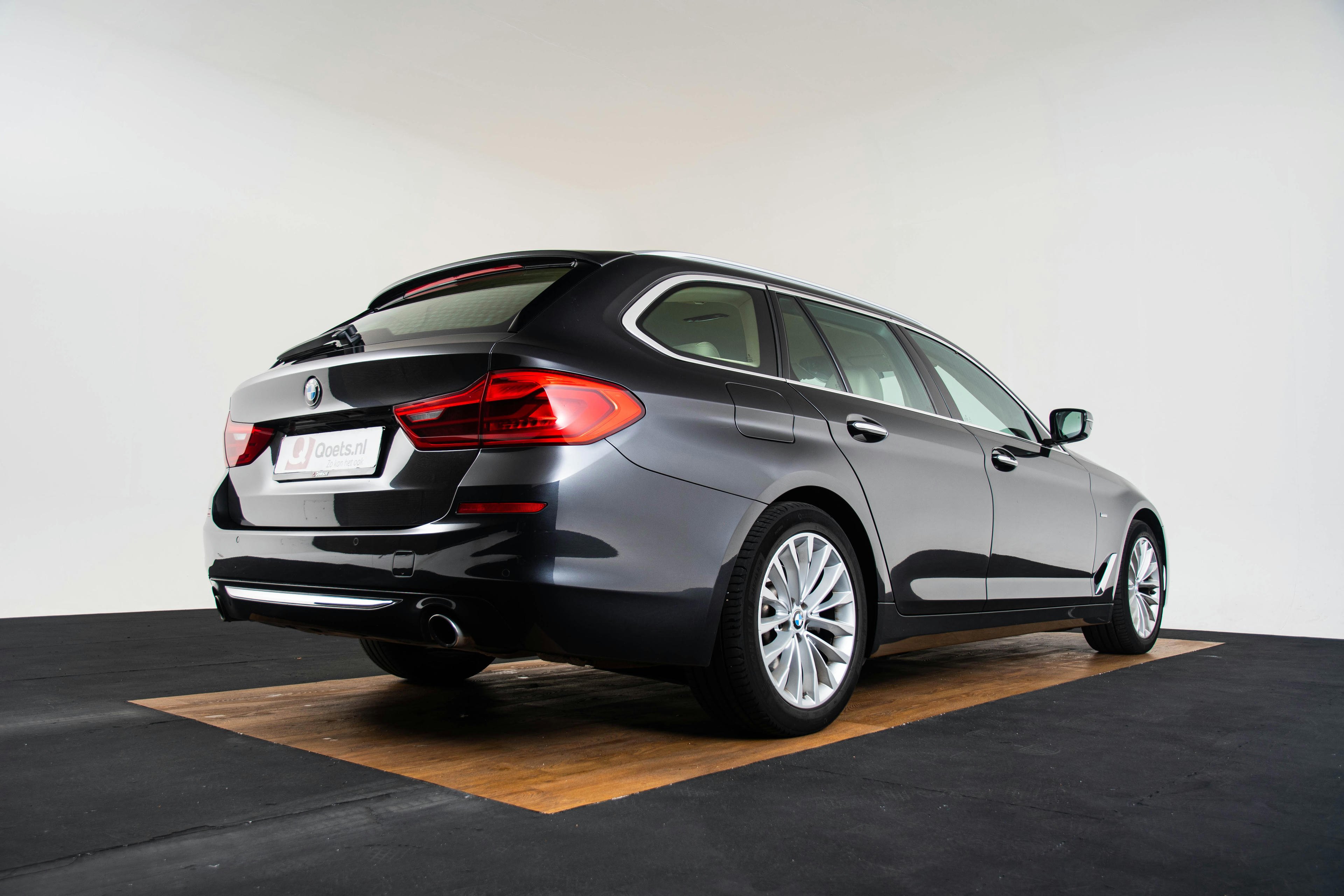 Car image 14