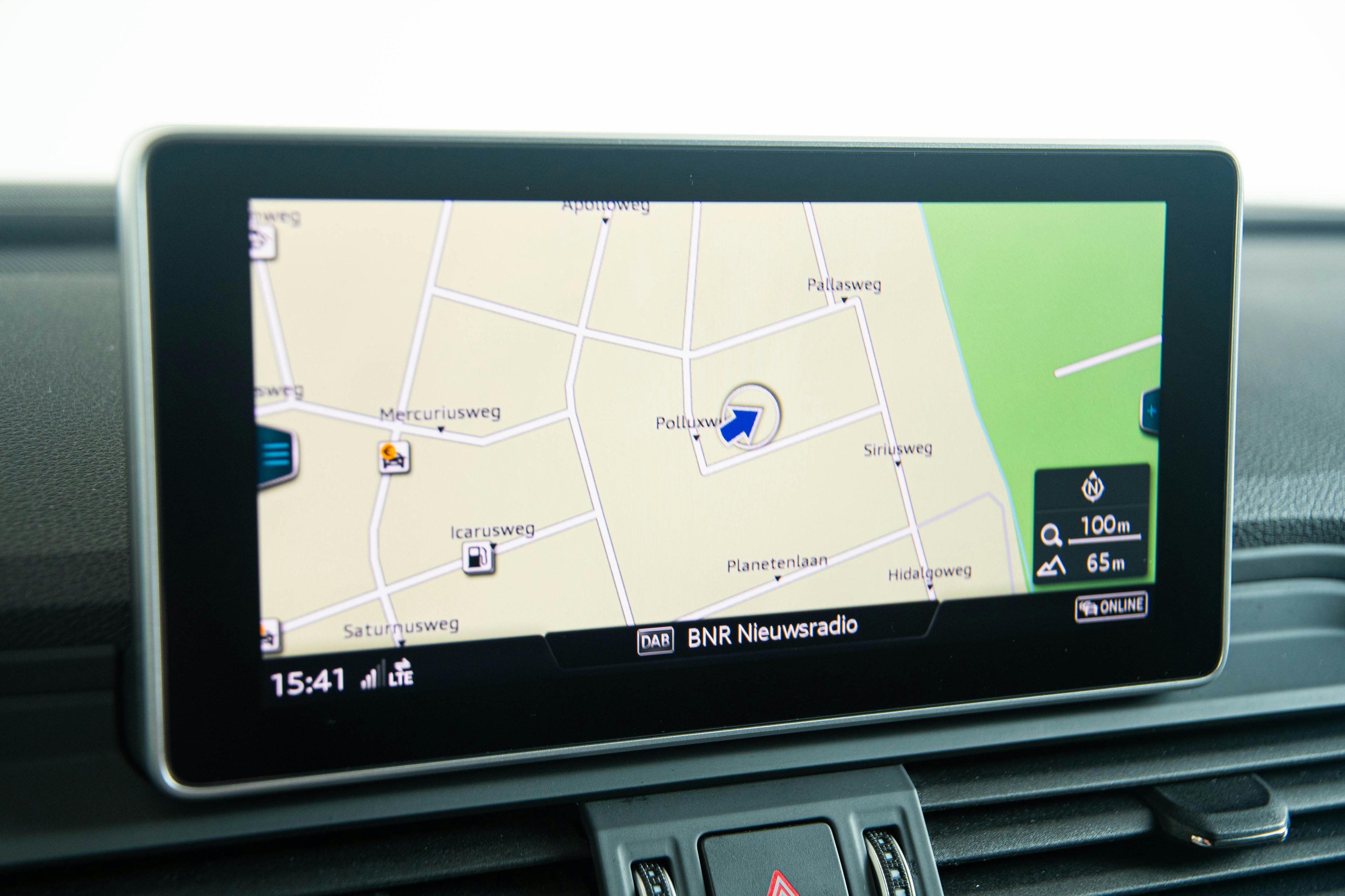 Car image 9
