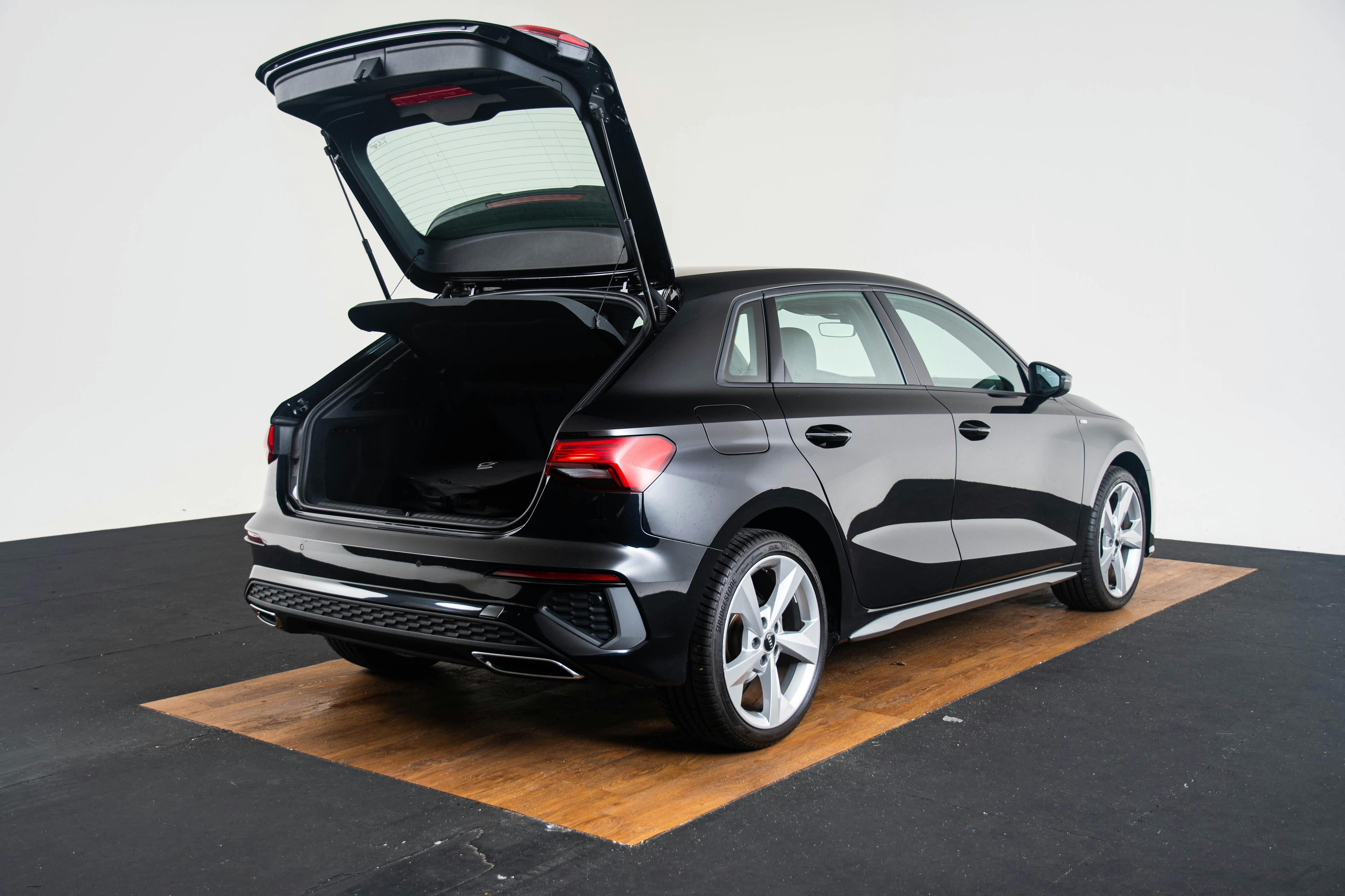Car image 13