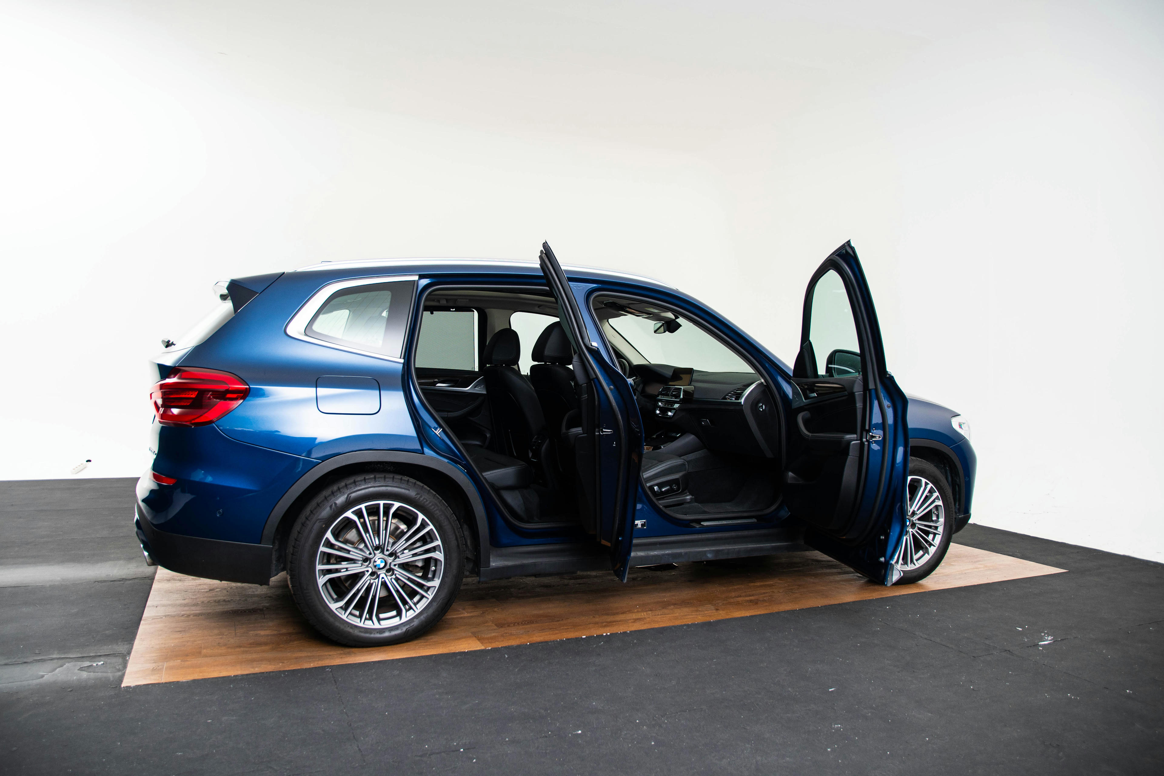 Car image 9