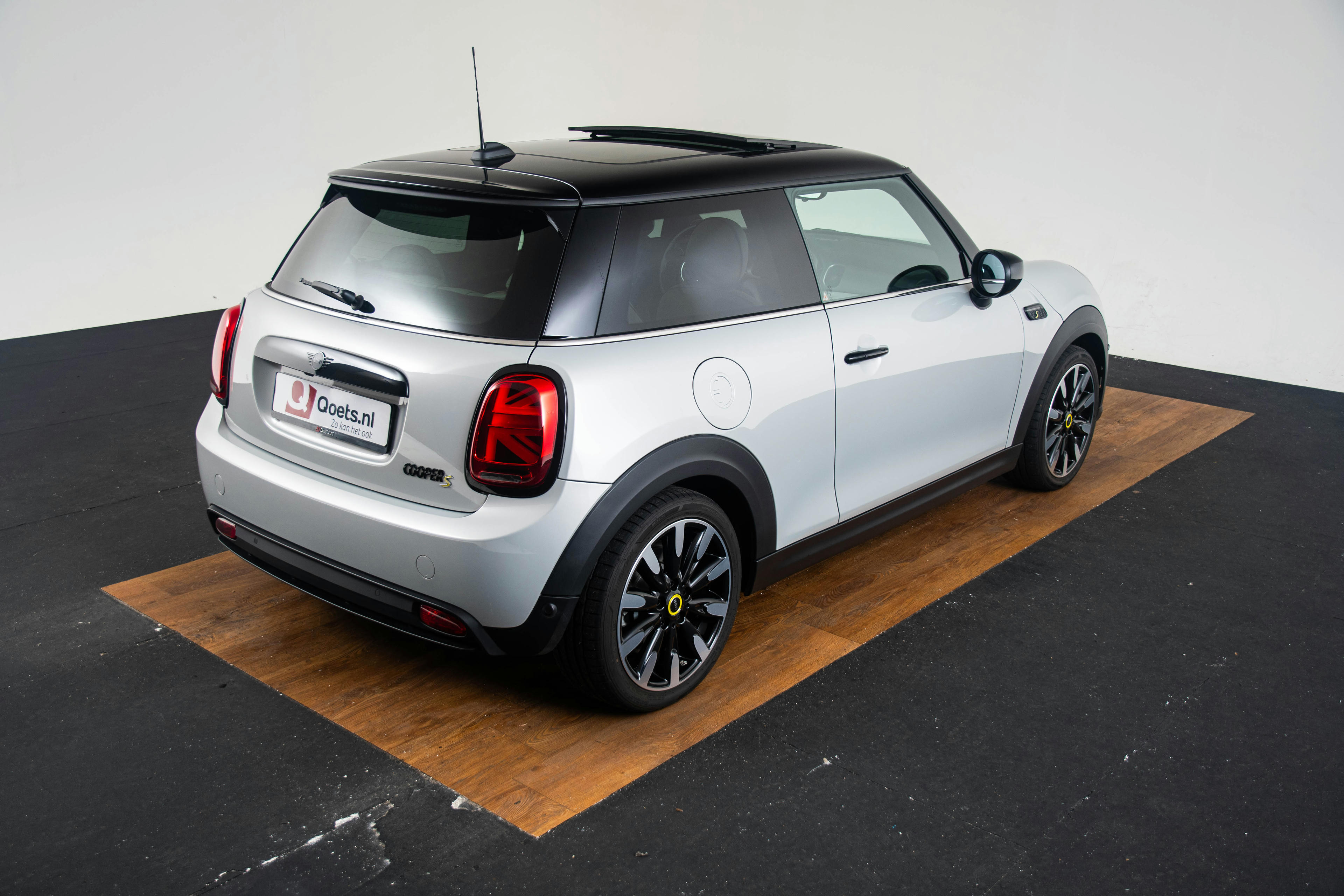 Car image 7
