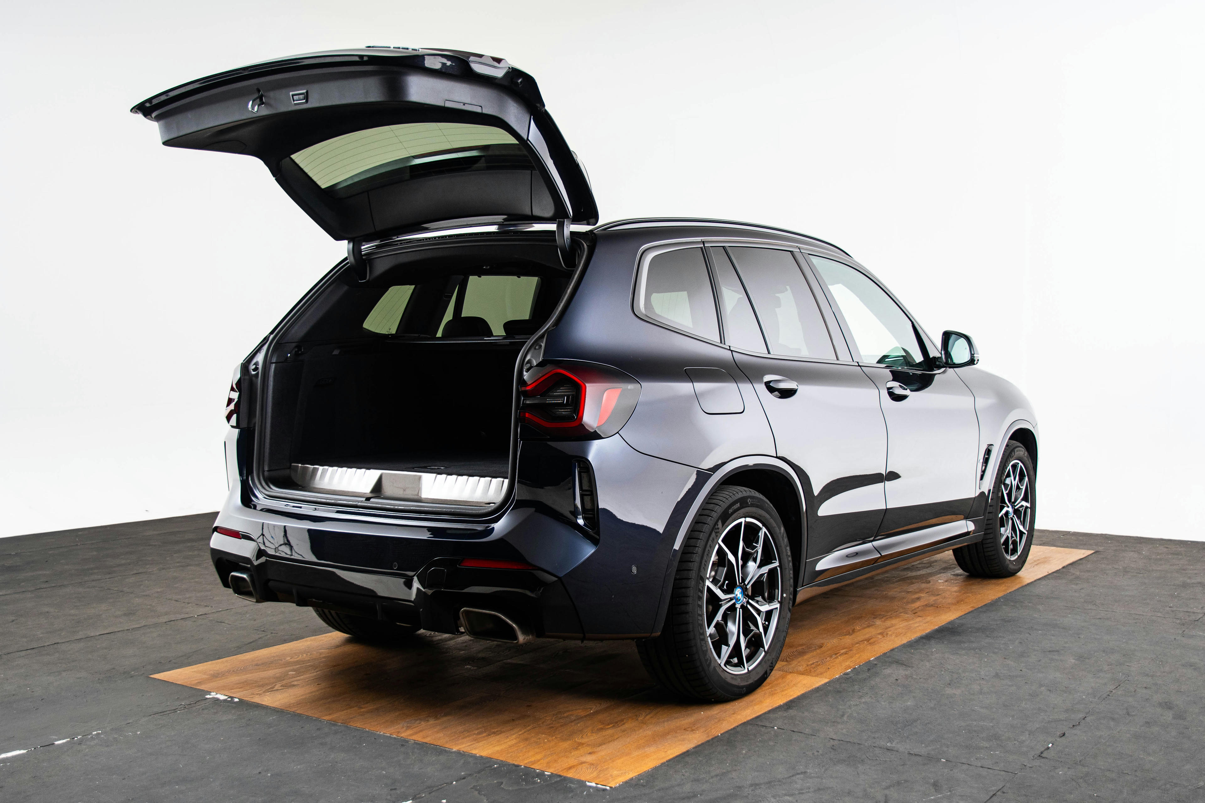 Car image 14