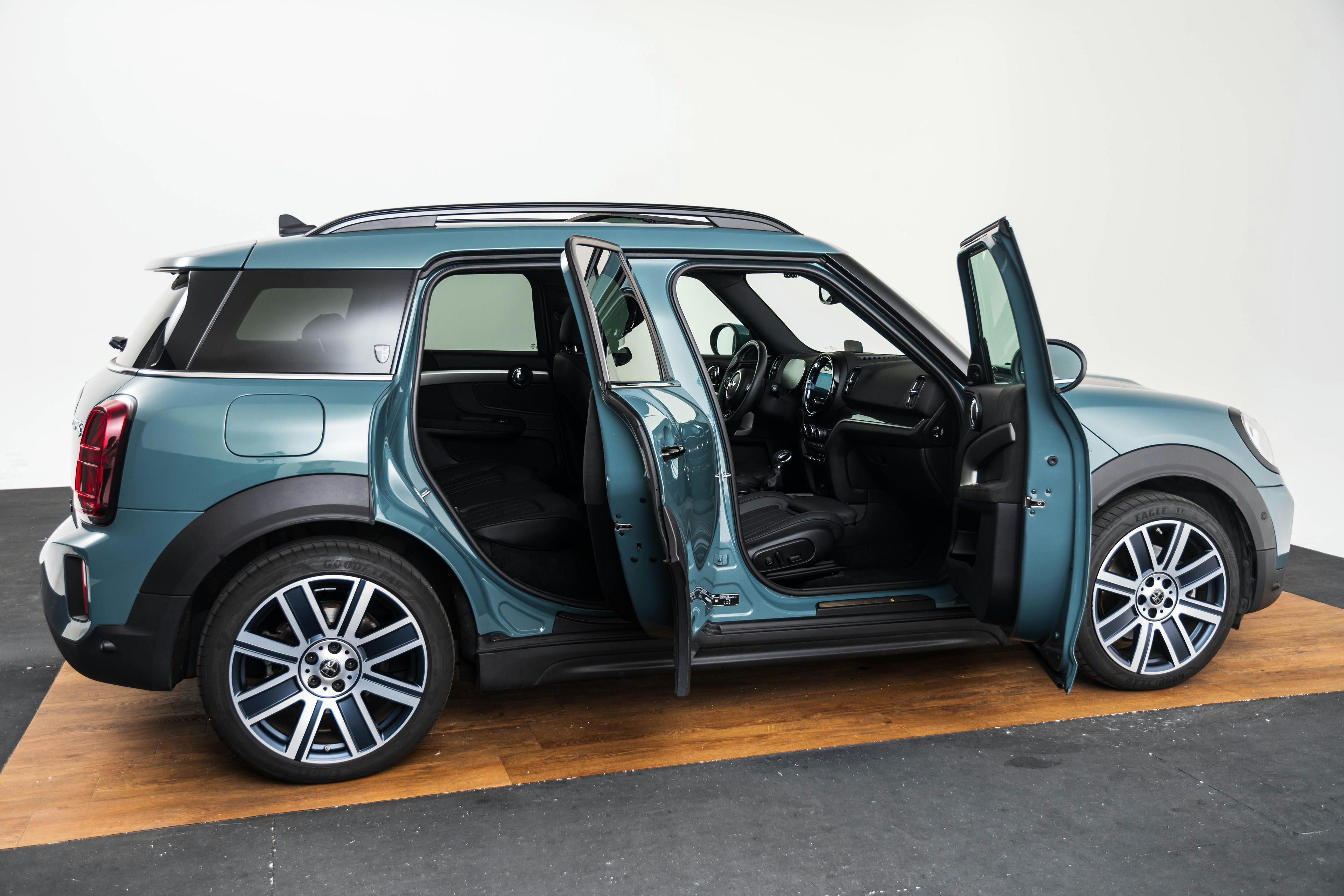 Car image 18