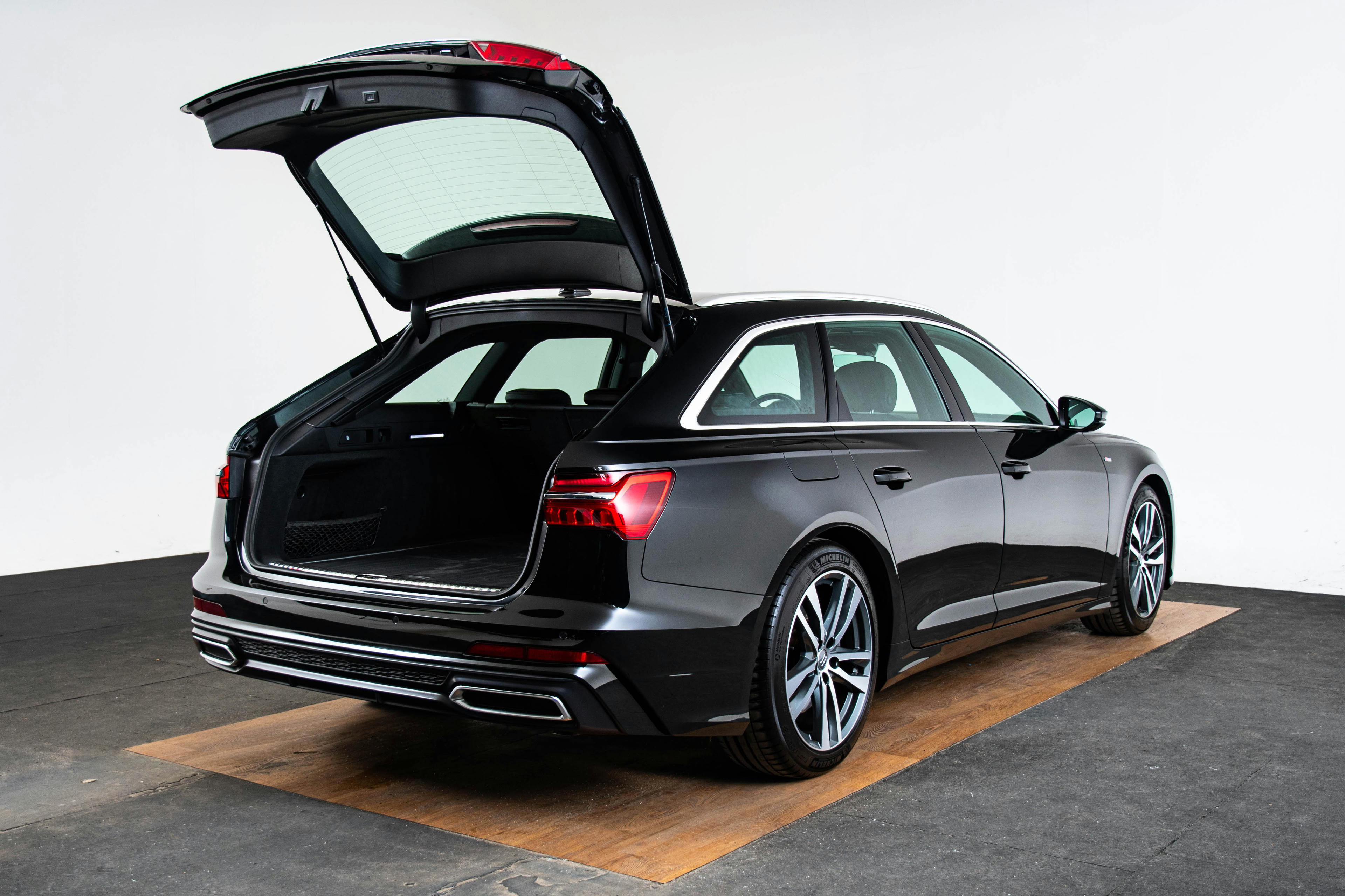 Car image 15