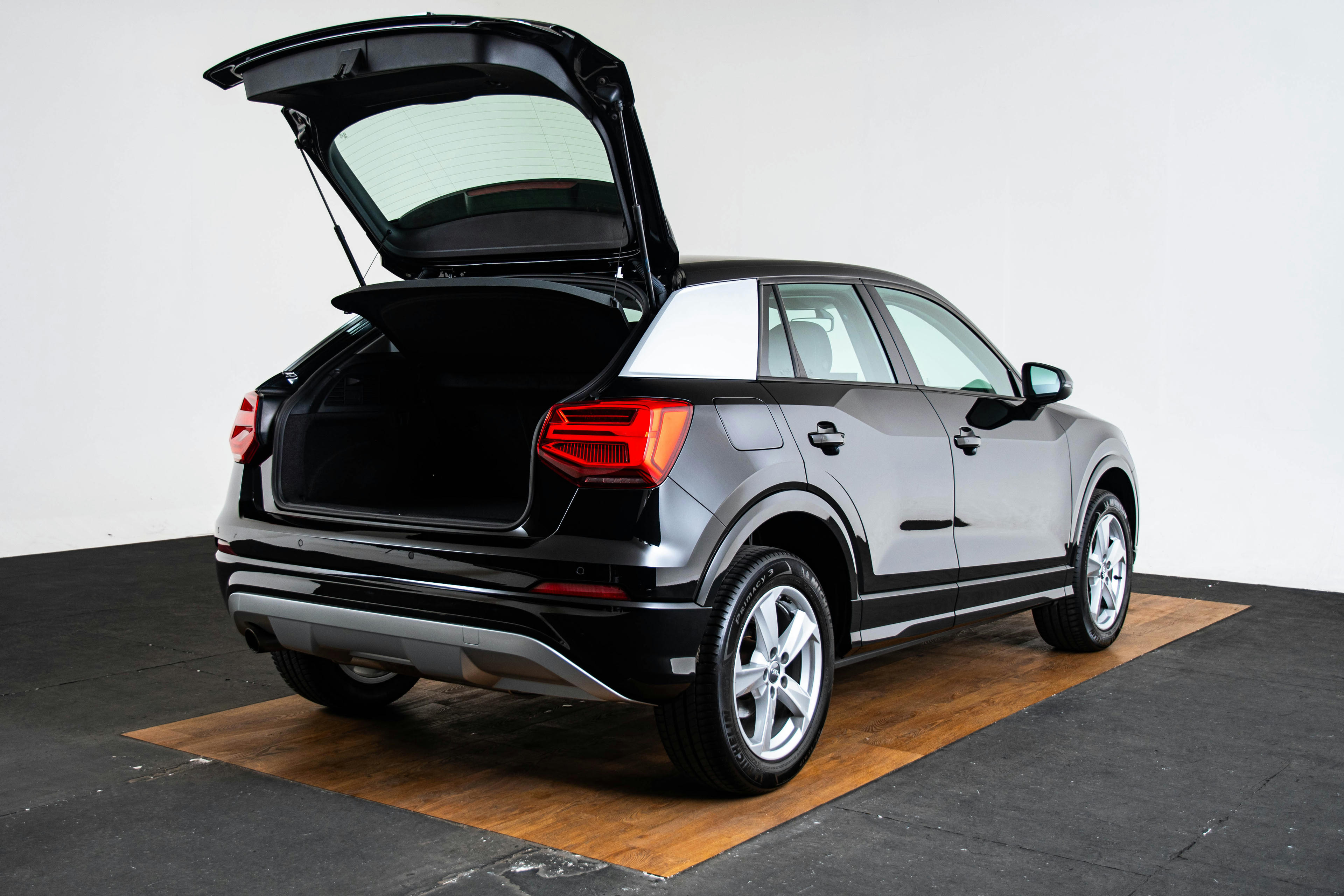 Car image 11