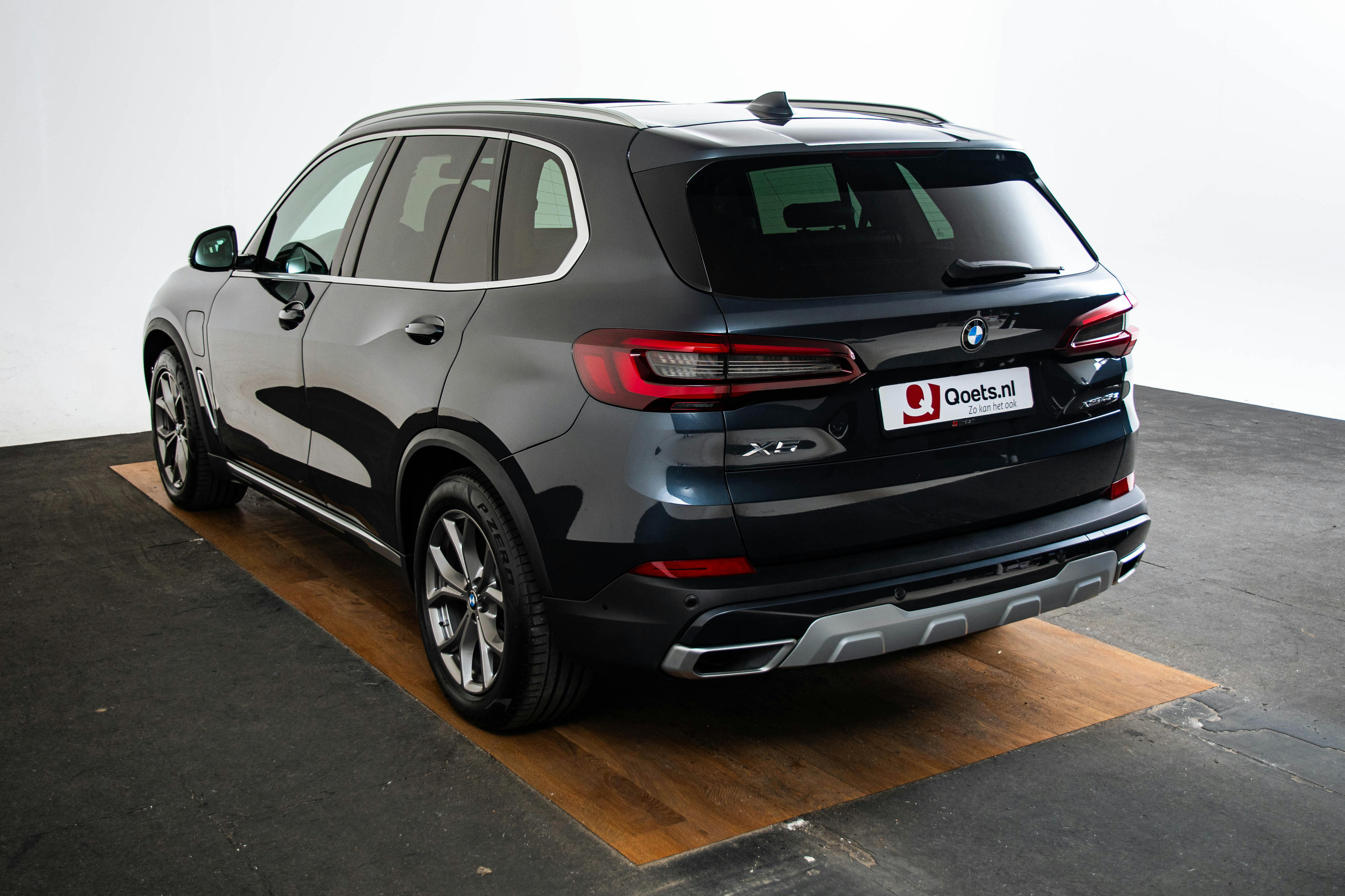 Car image 14