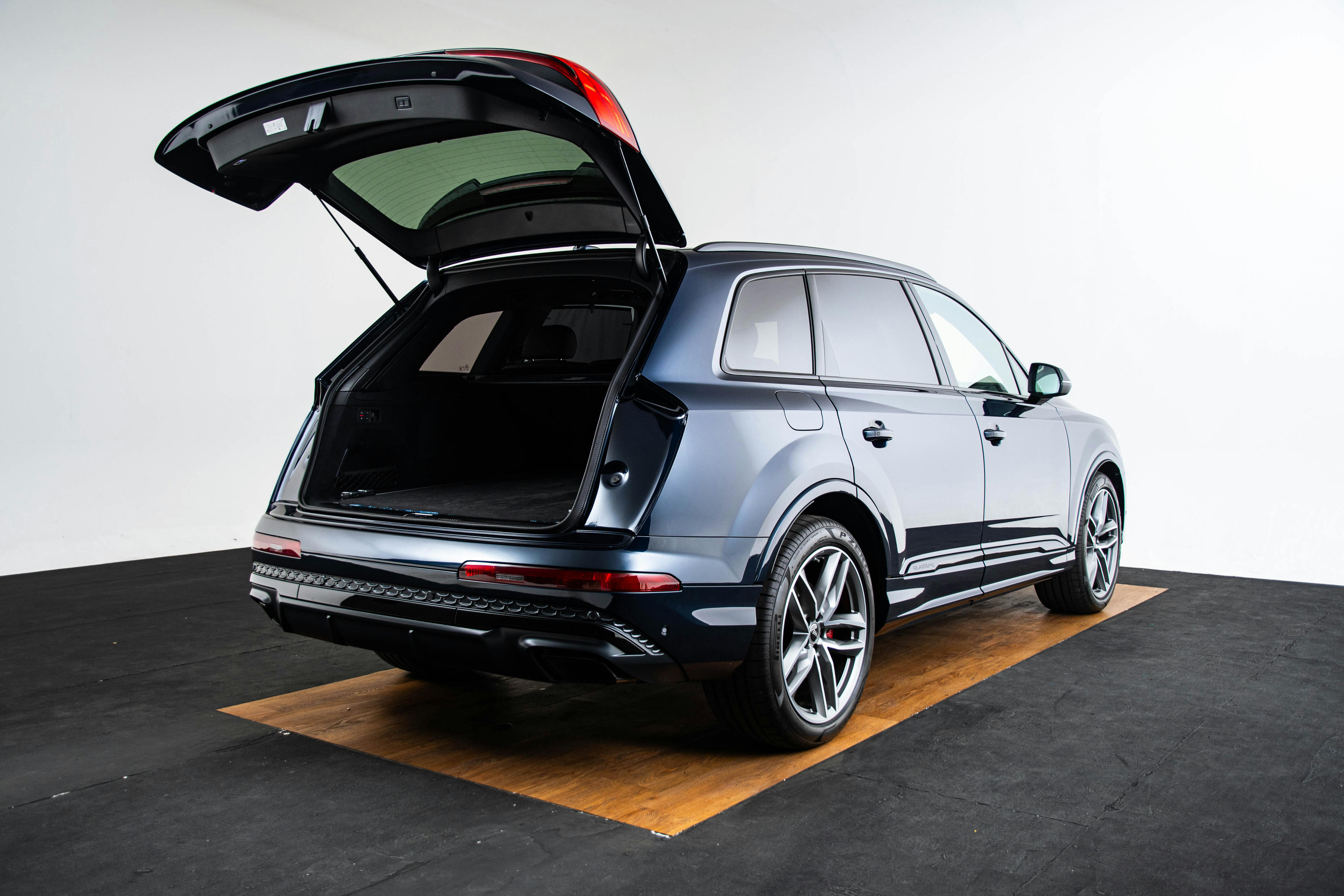 Car image 10