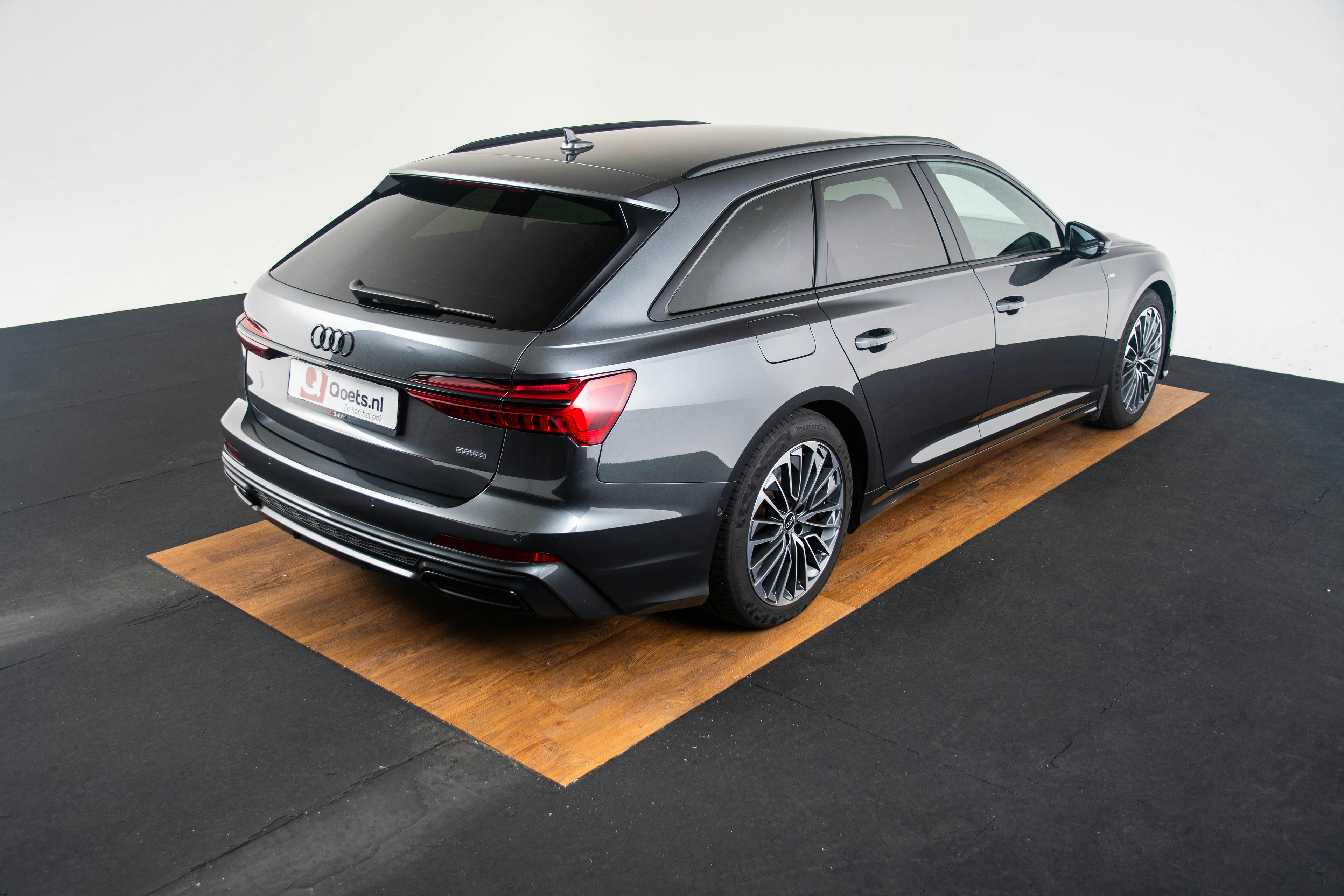 Car image 14