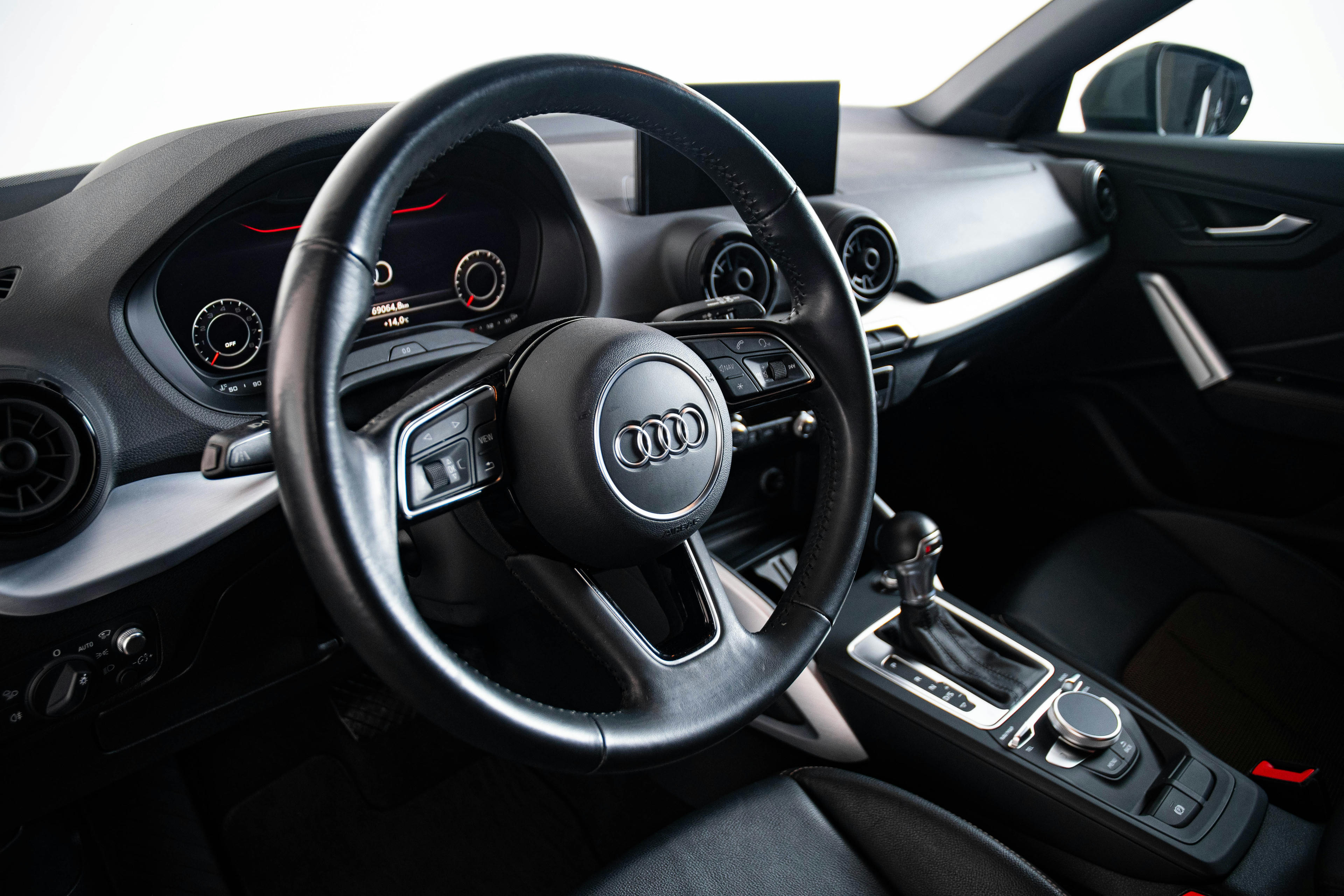 Car image 14