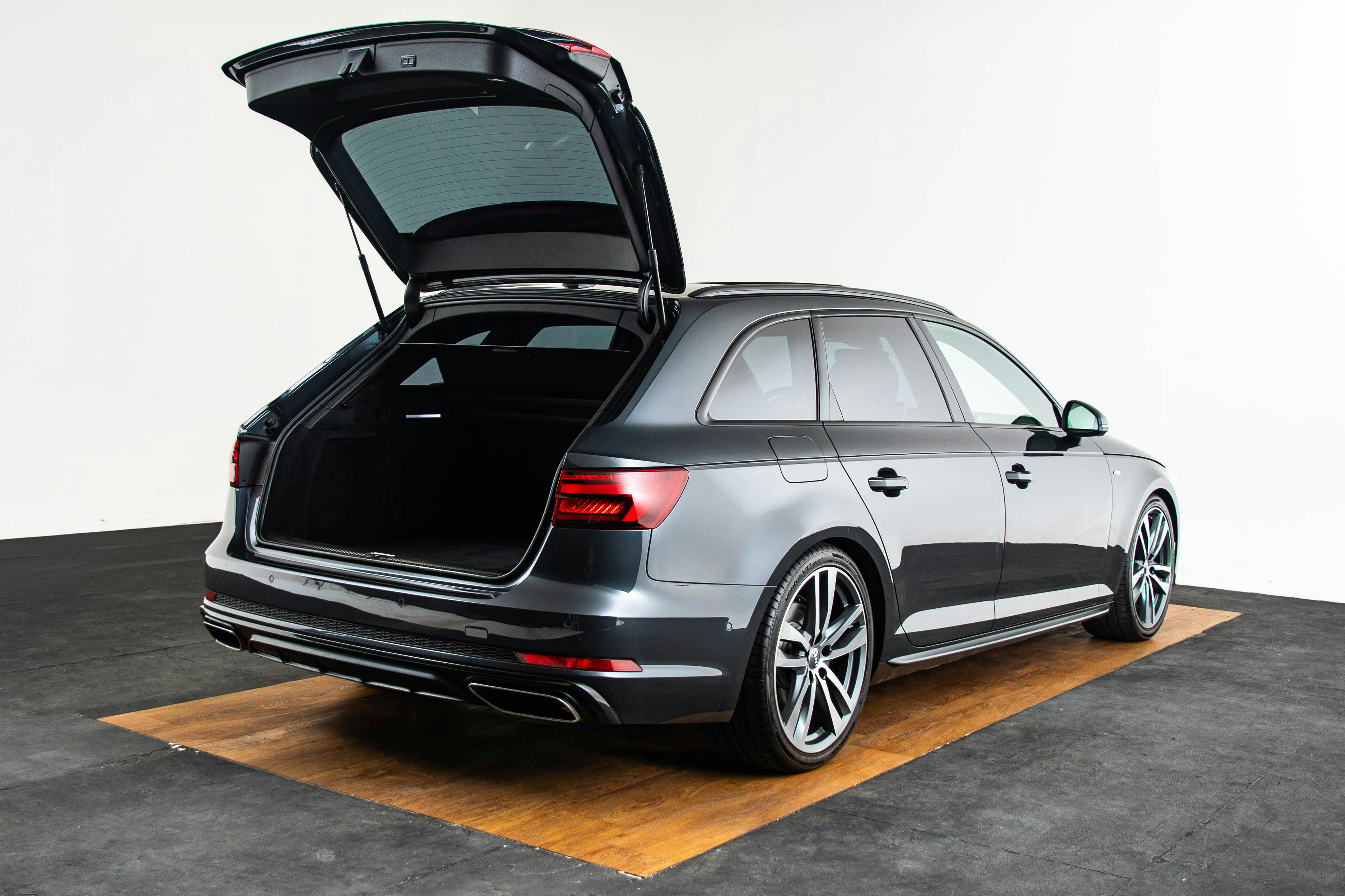 Car image 10