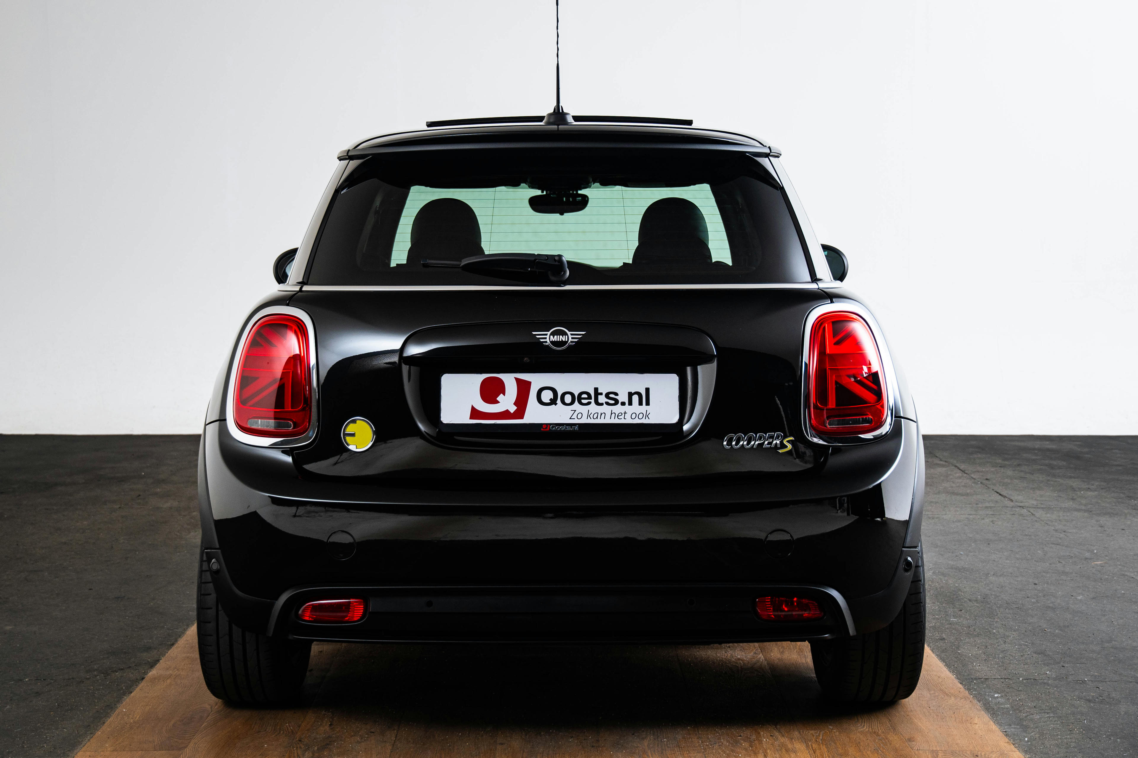 Car image 14
