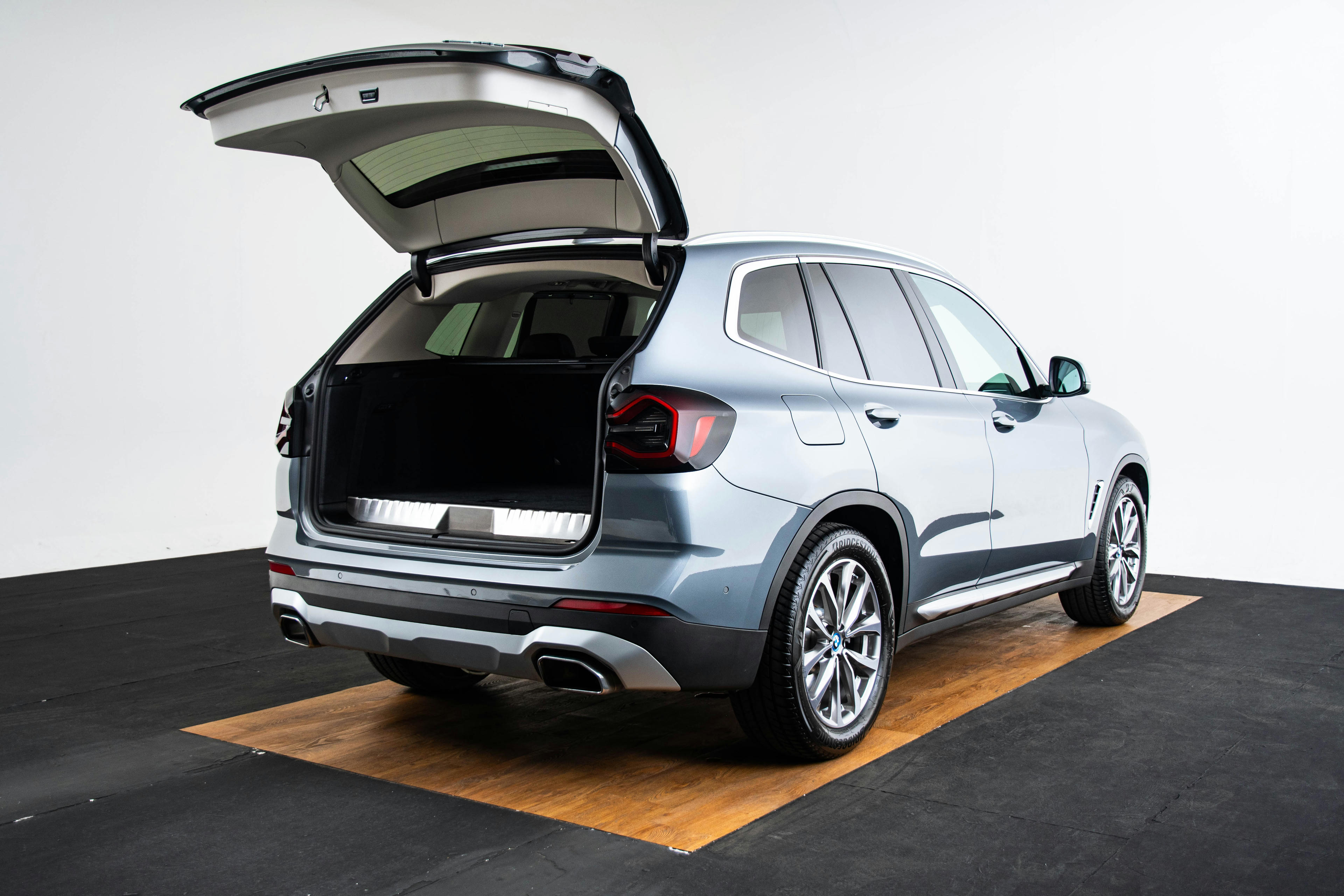 Car image 9