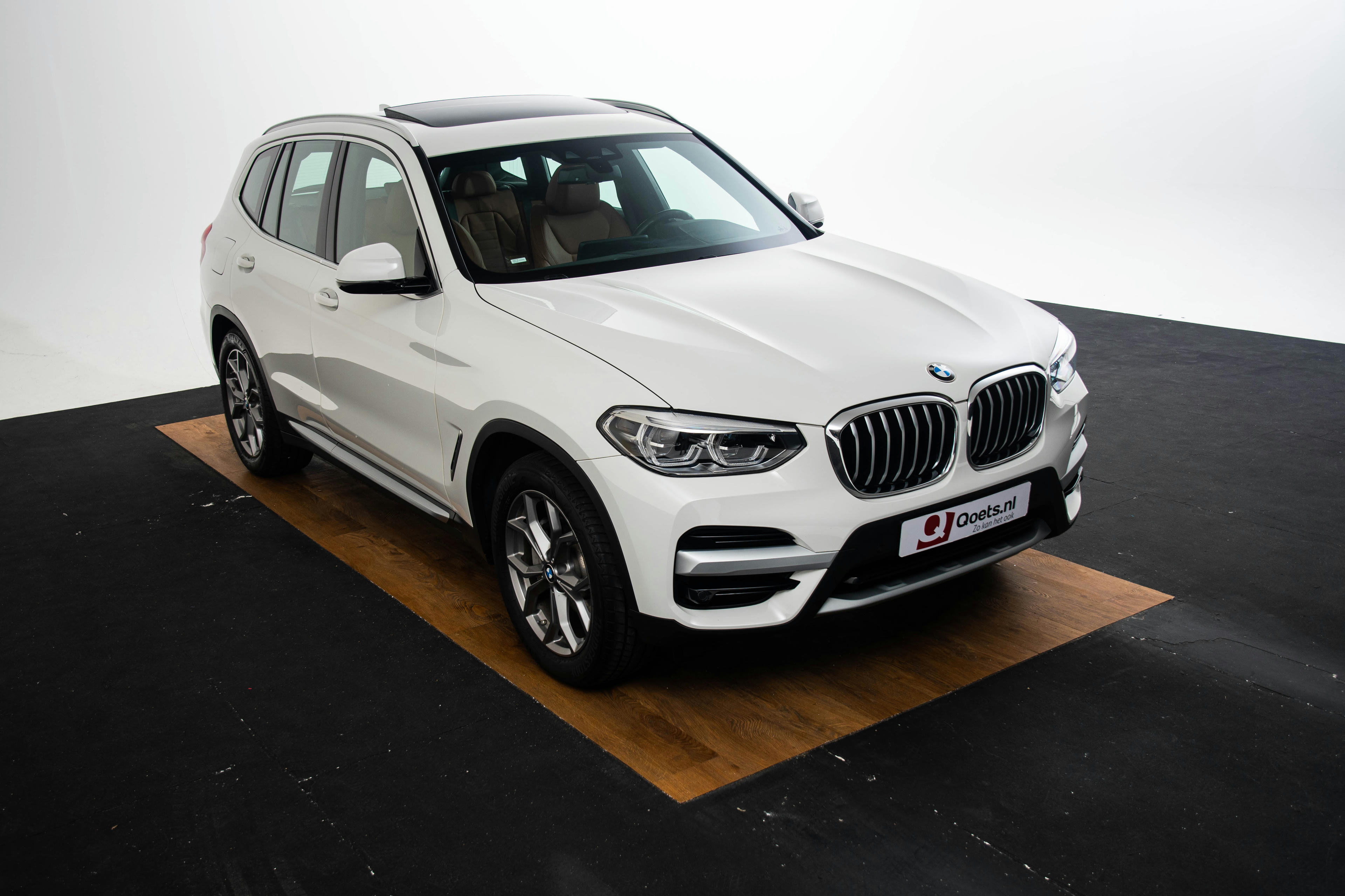 Car image 17