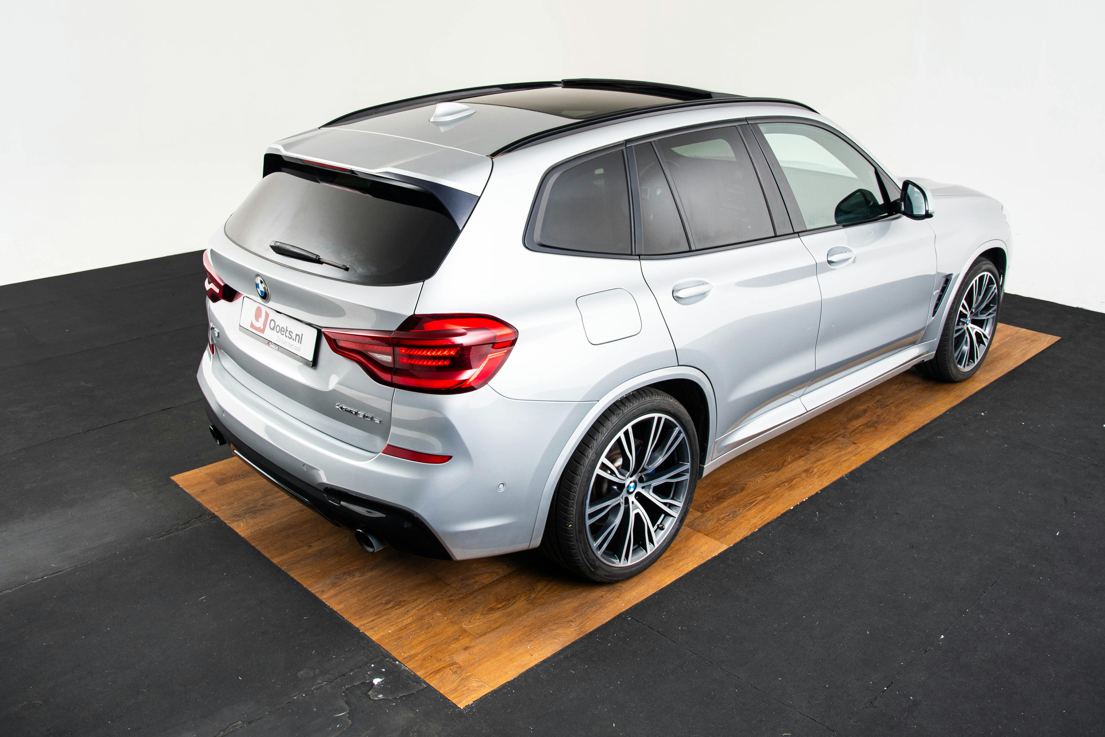 Car image 15