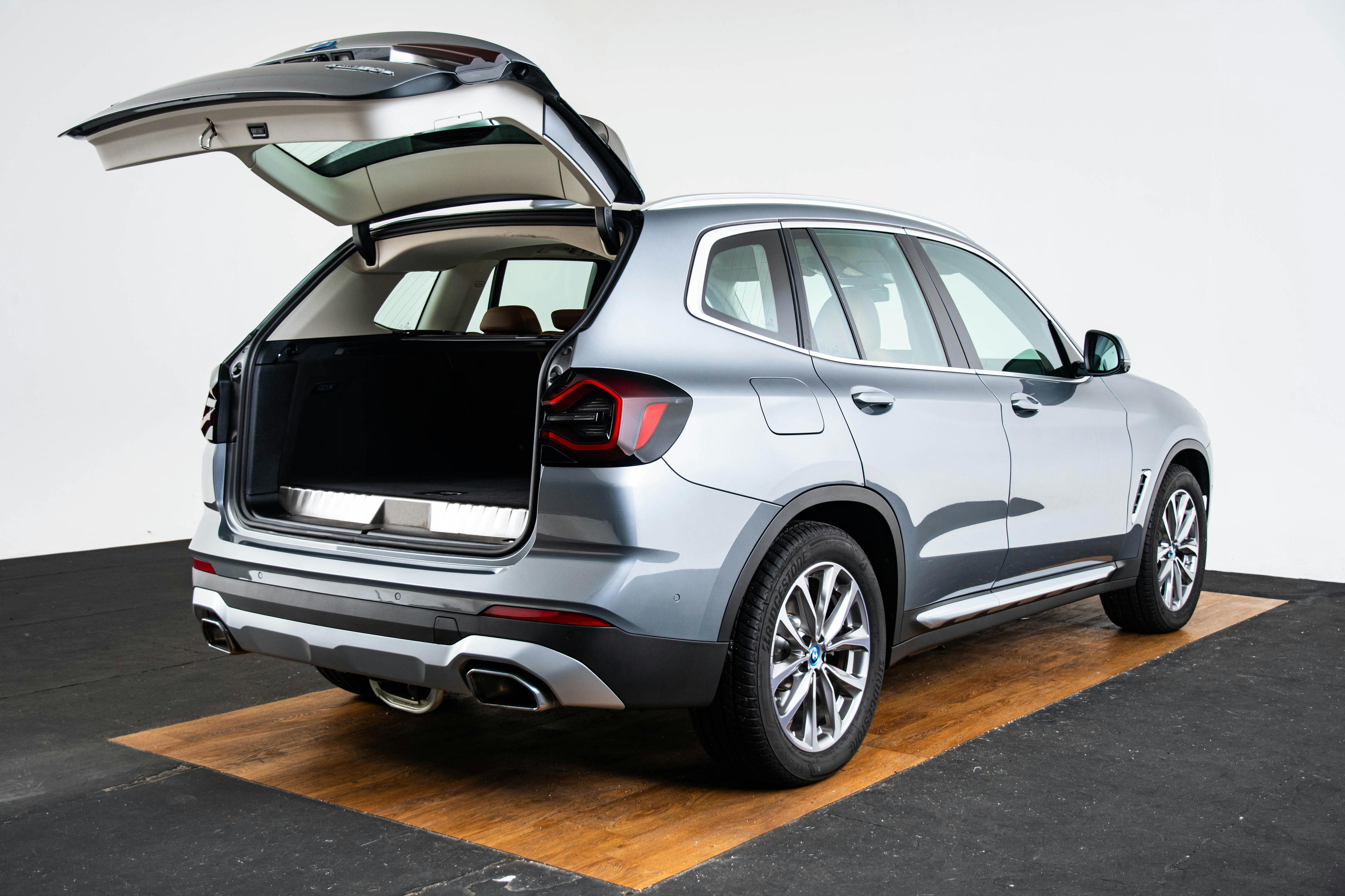Car image 15
