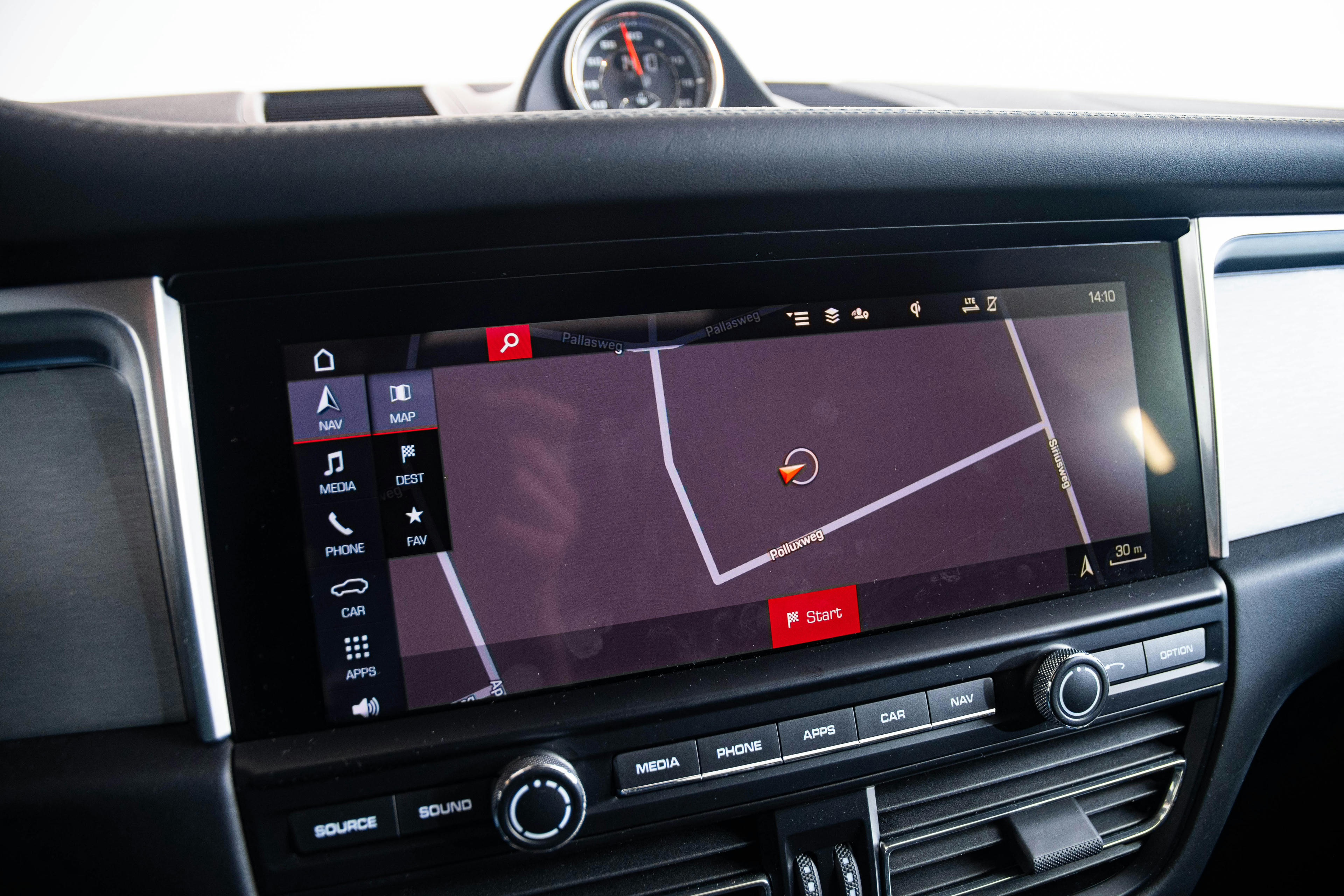 Car image 14