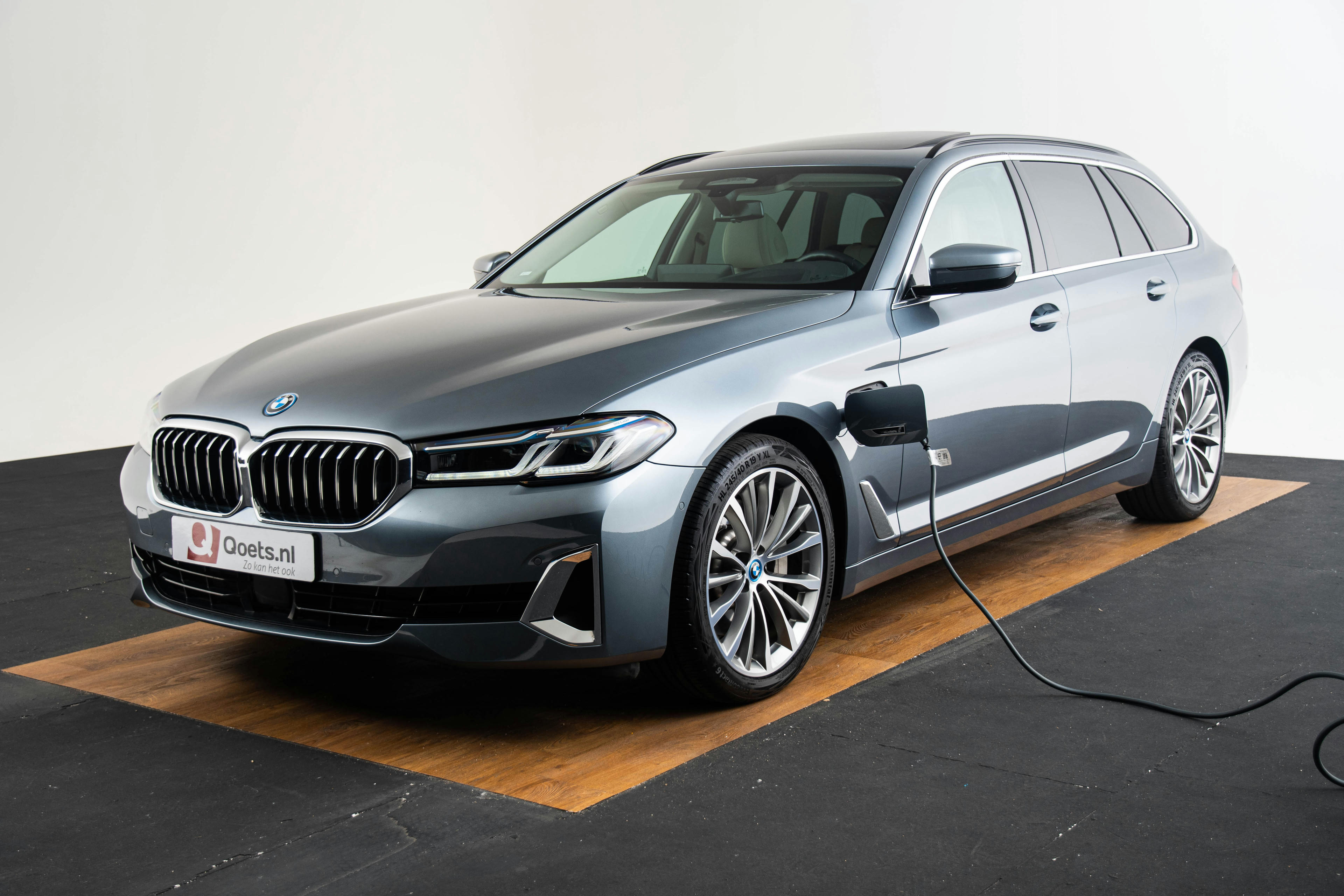 Car image 14