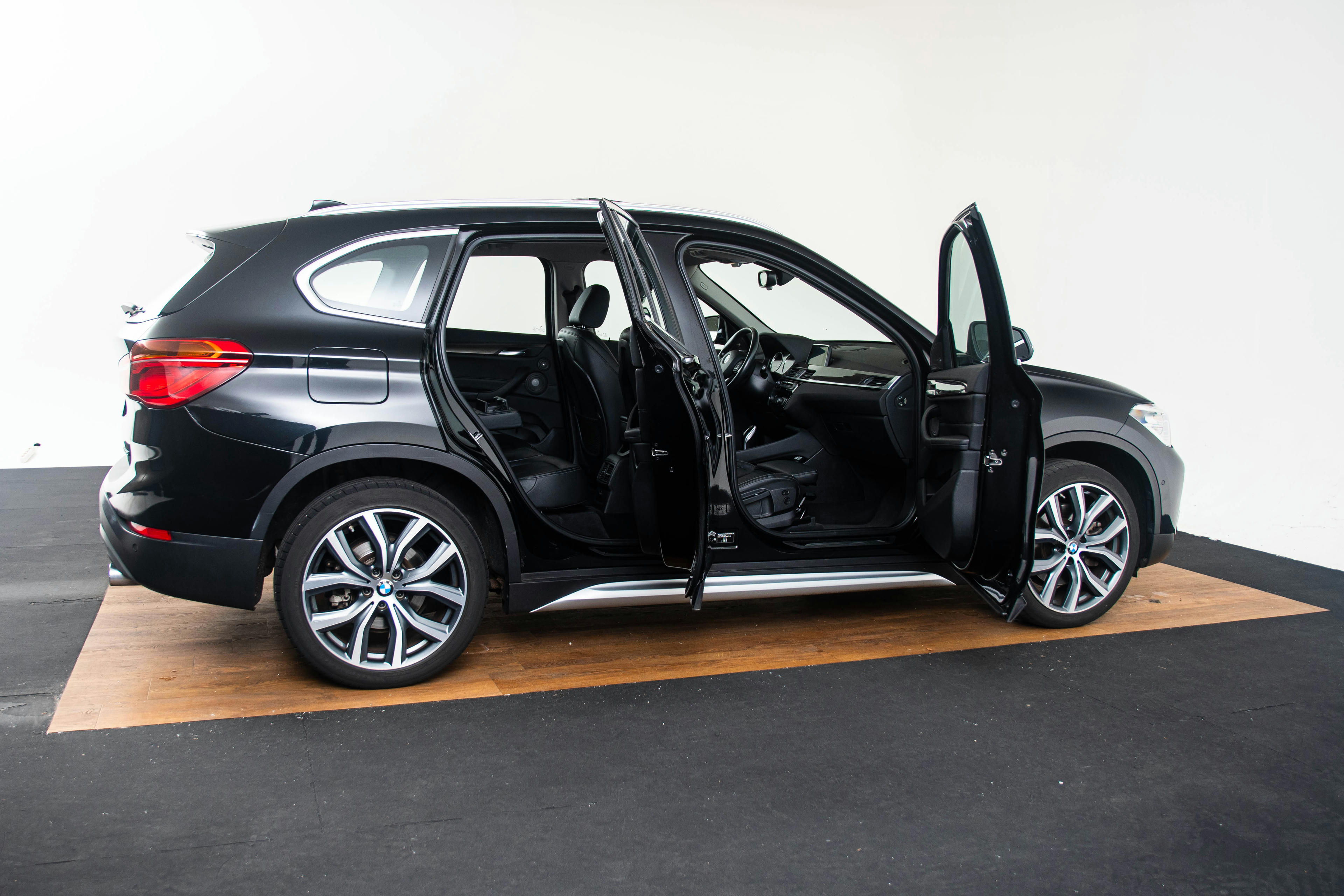 Car image 13