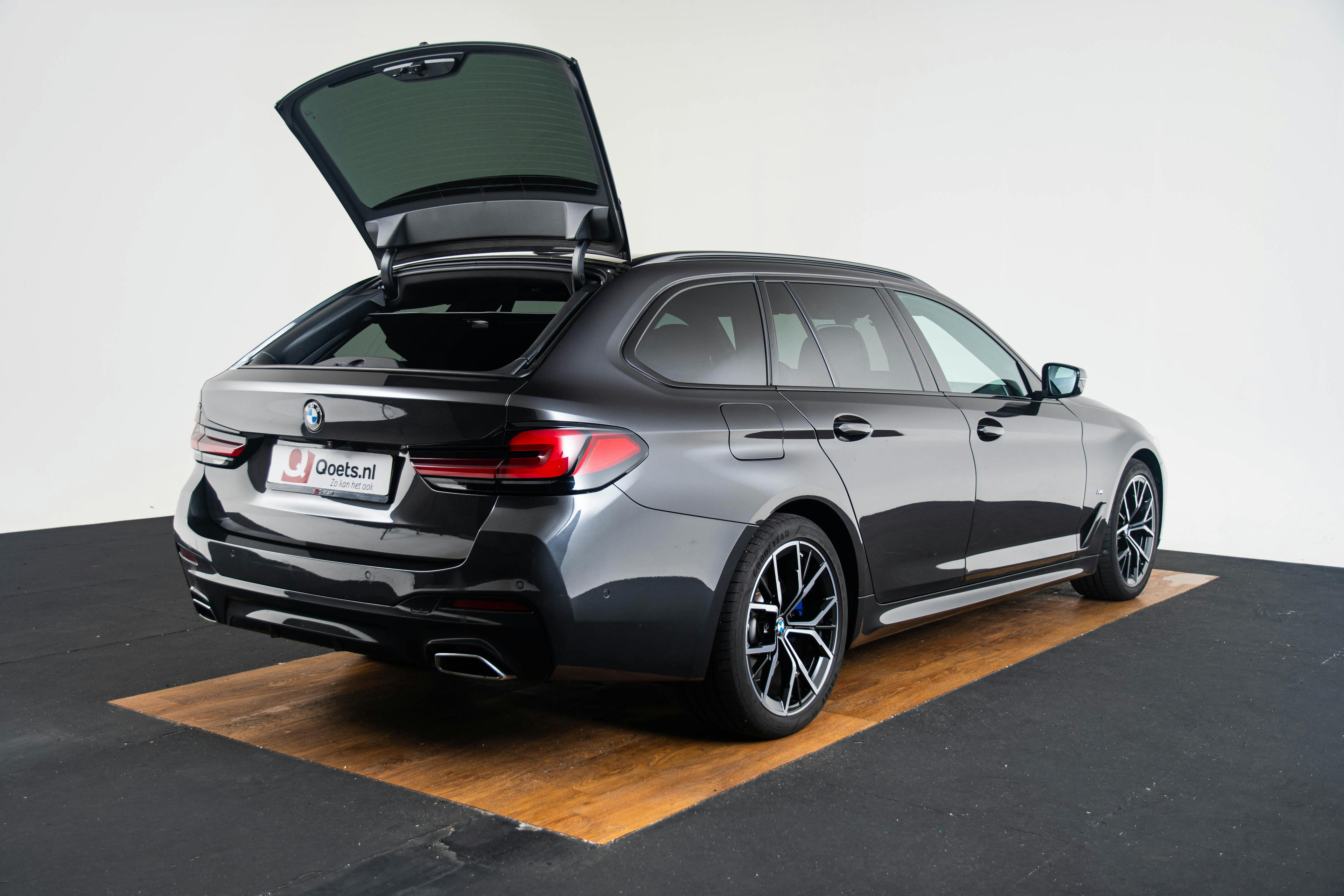 Car image 12
