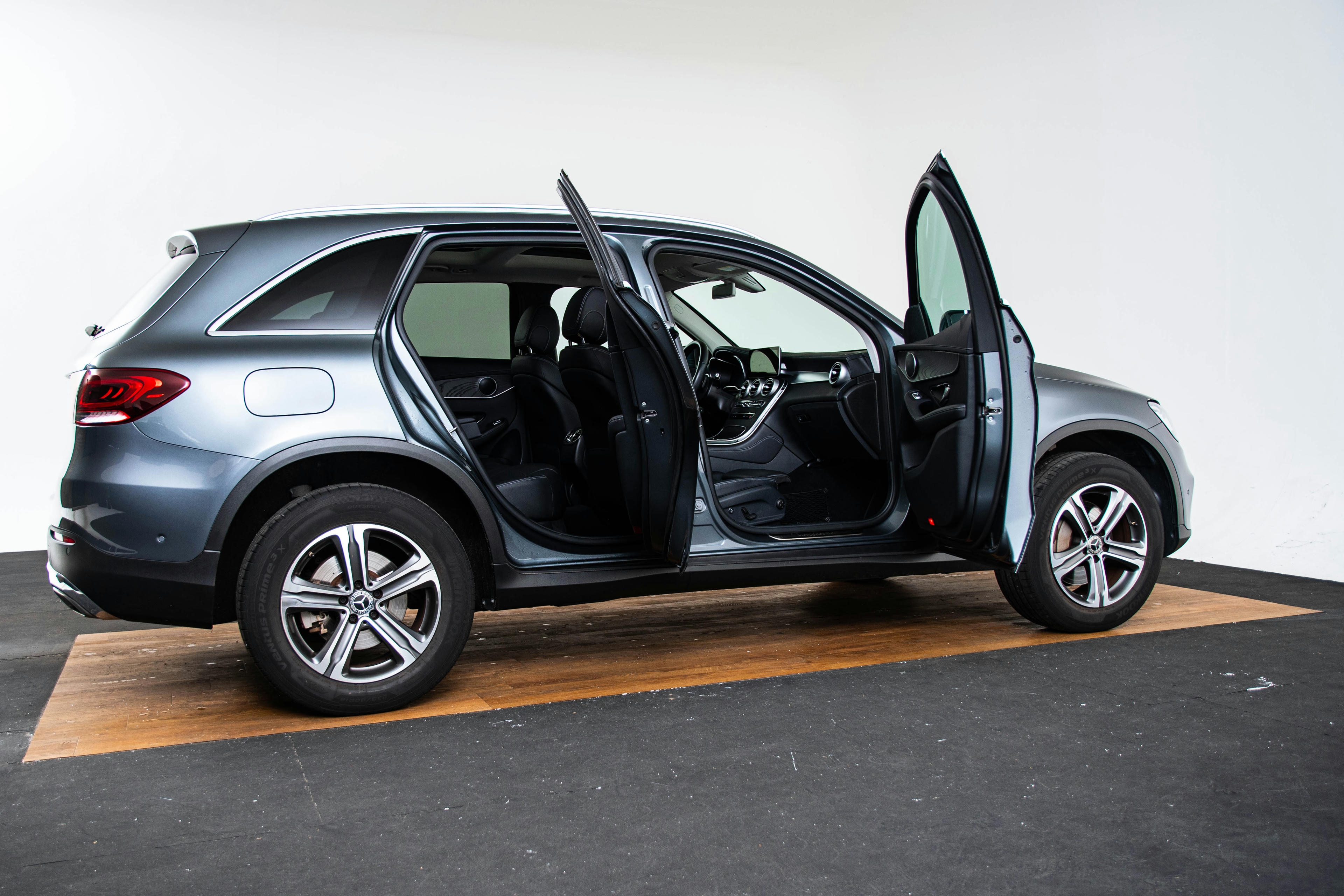 Car image 18