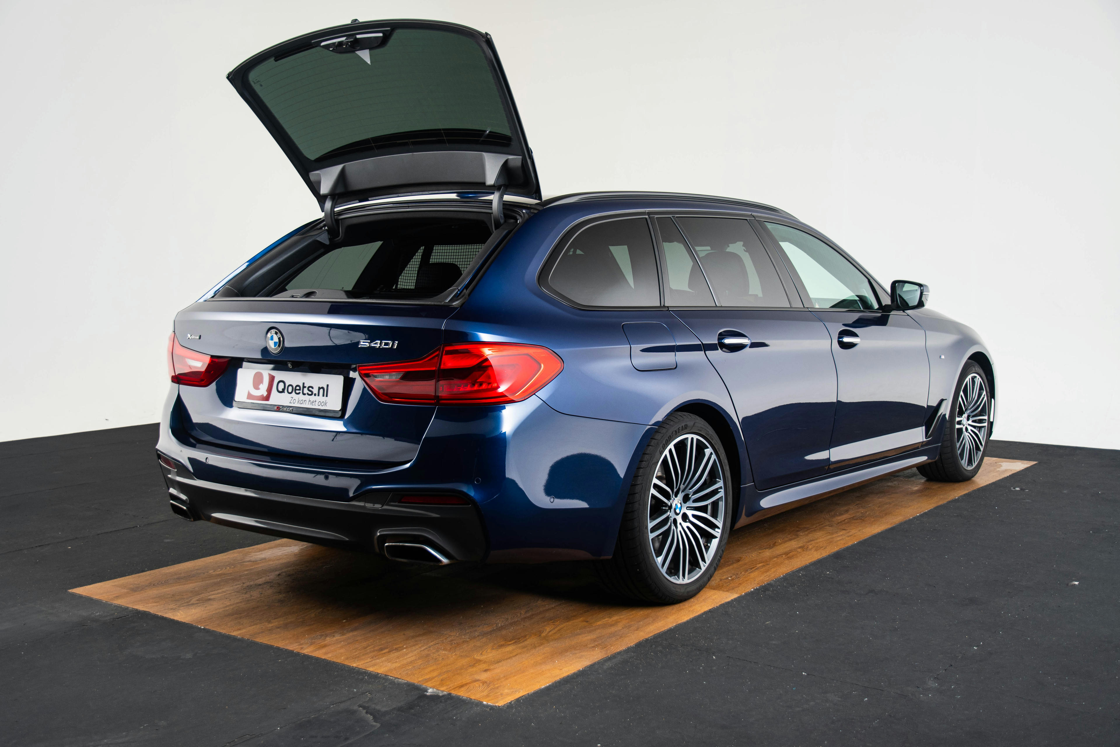 Car image 15