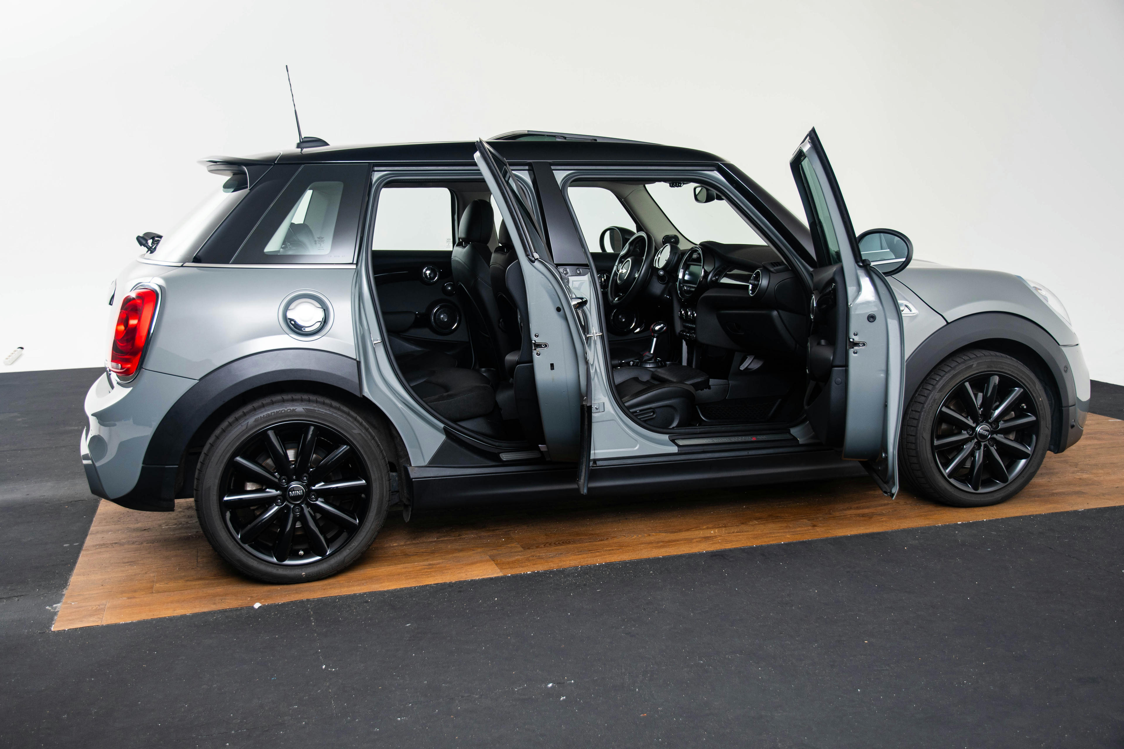Car image 14