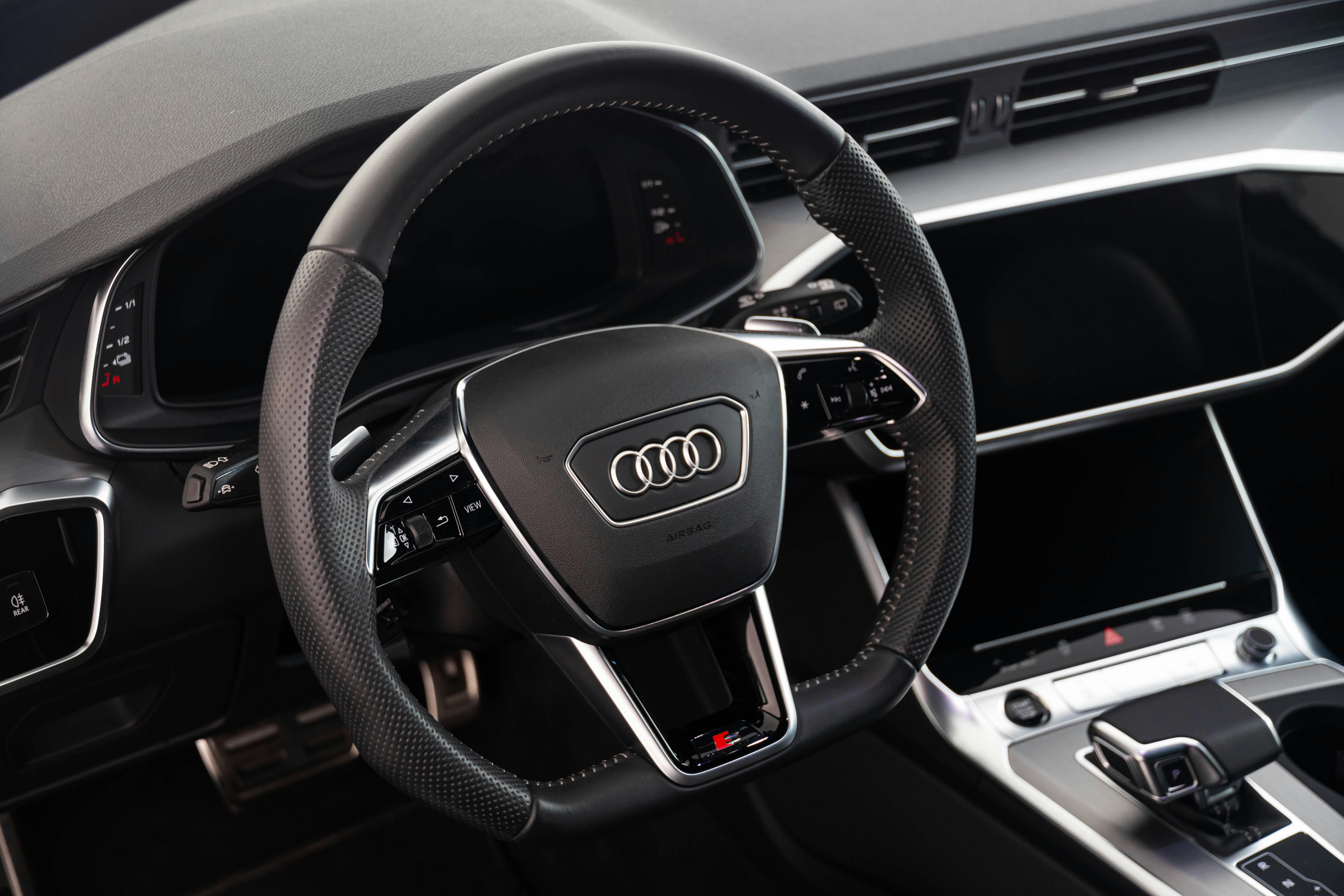 Car image 14