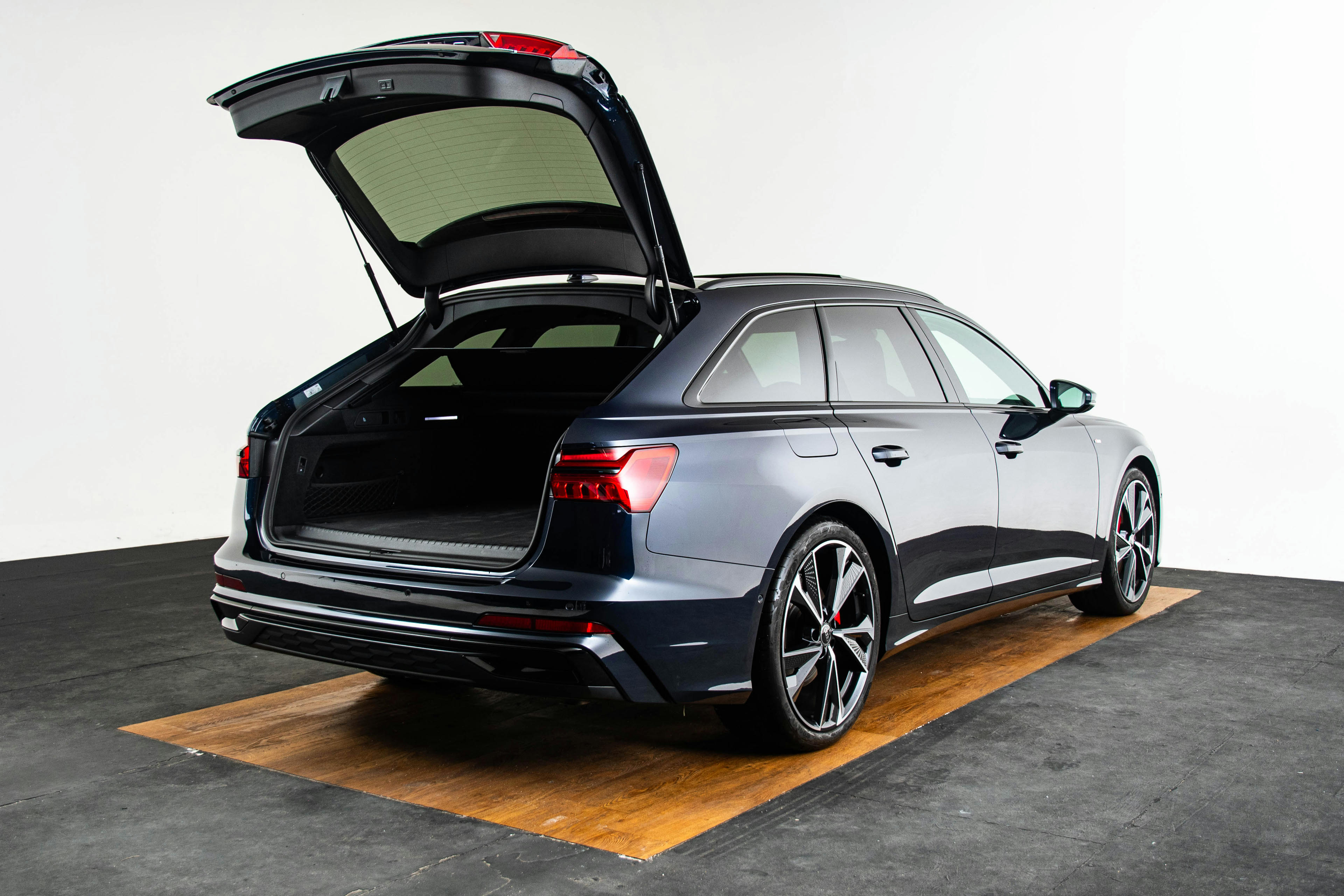 Car image 14
