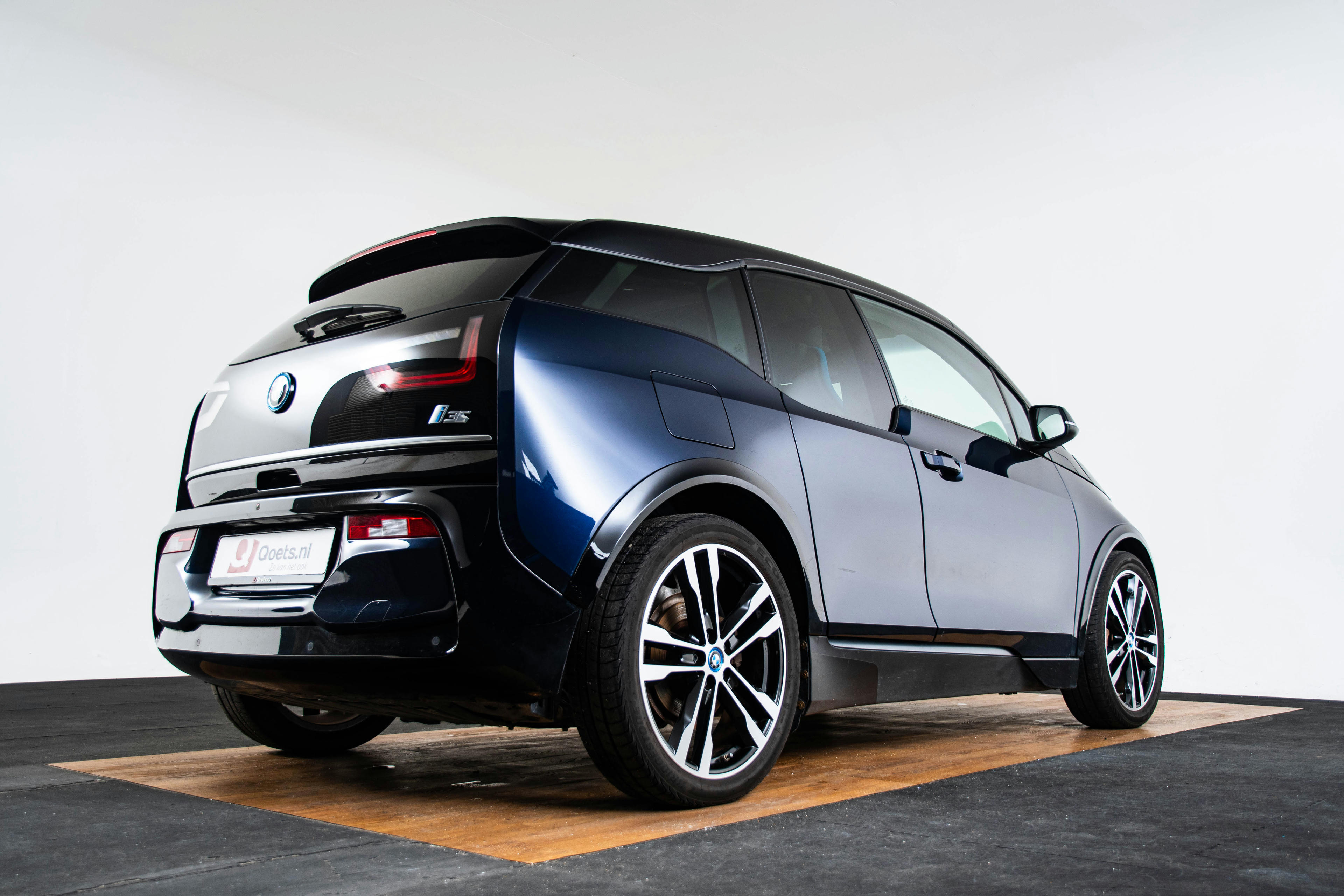 Car image 18