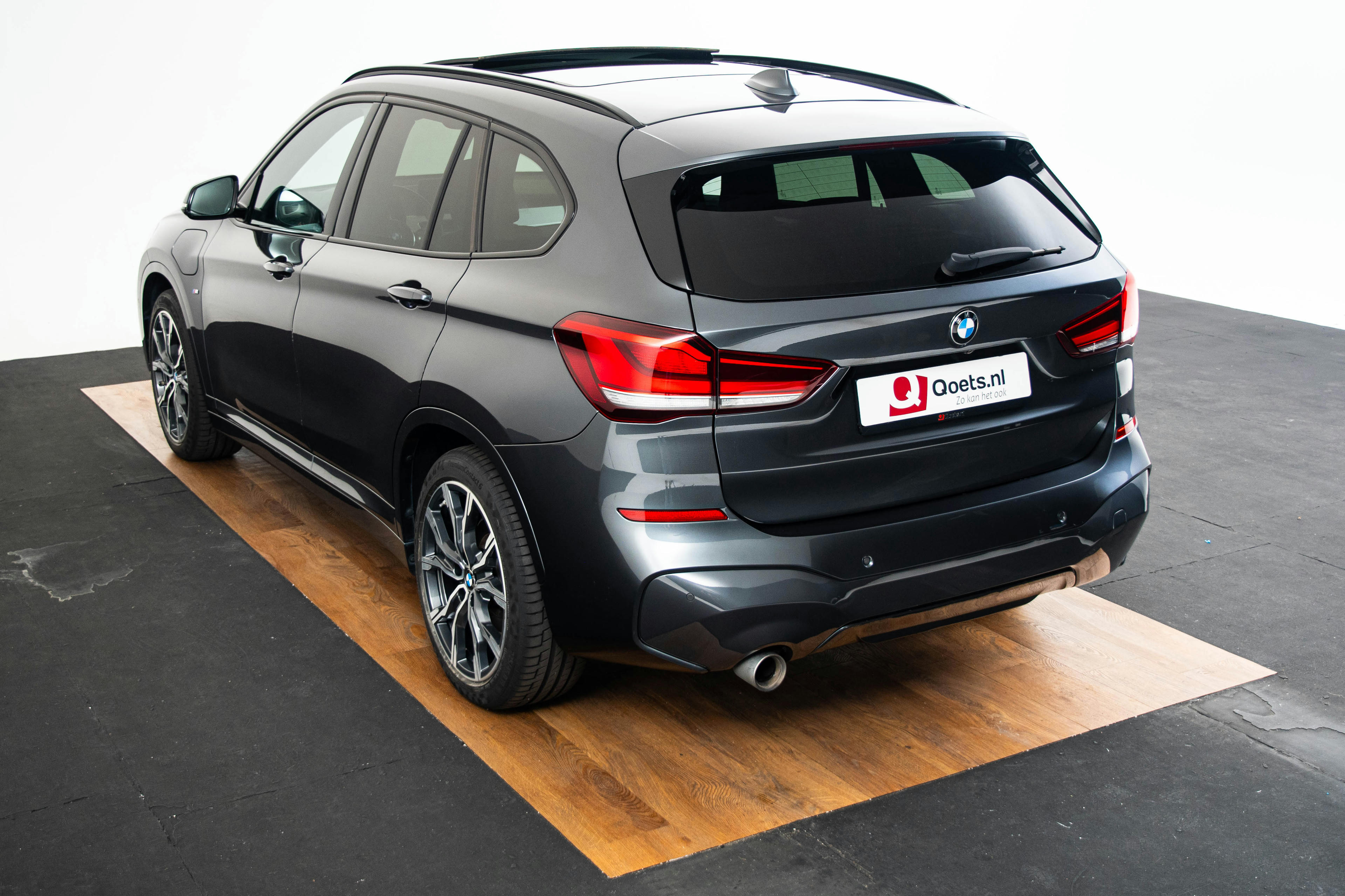 Car image 12