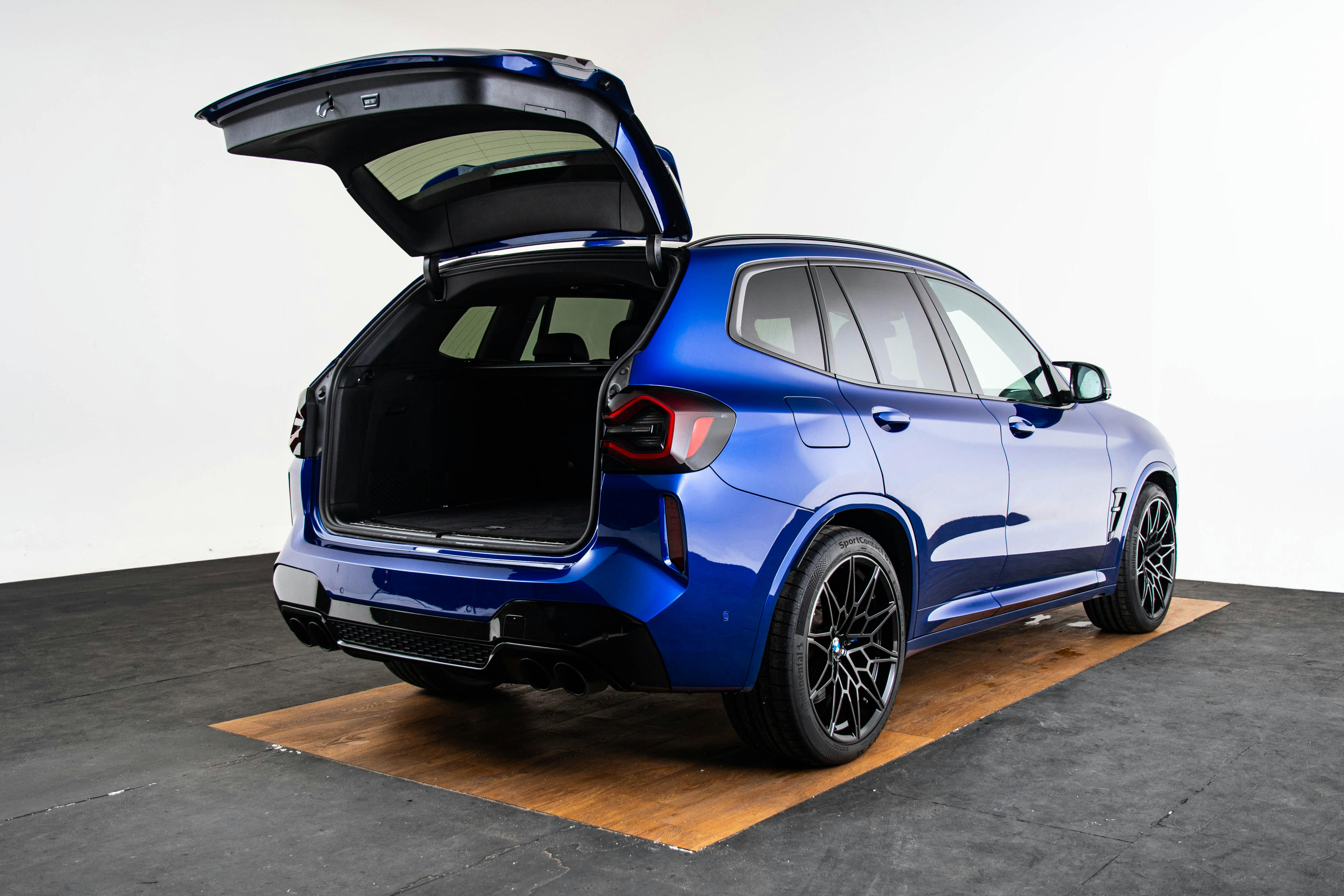 Car image 18