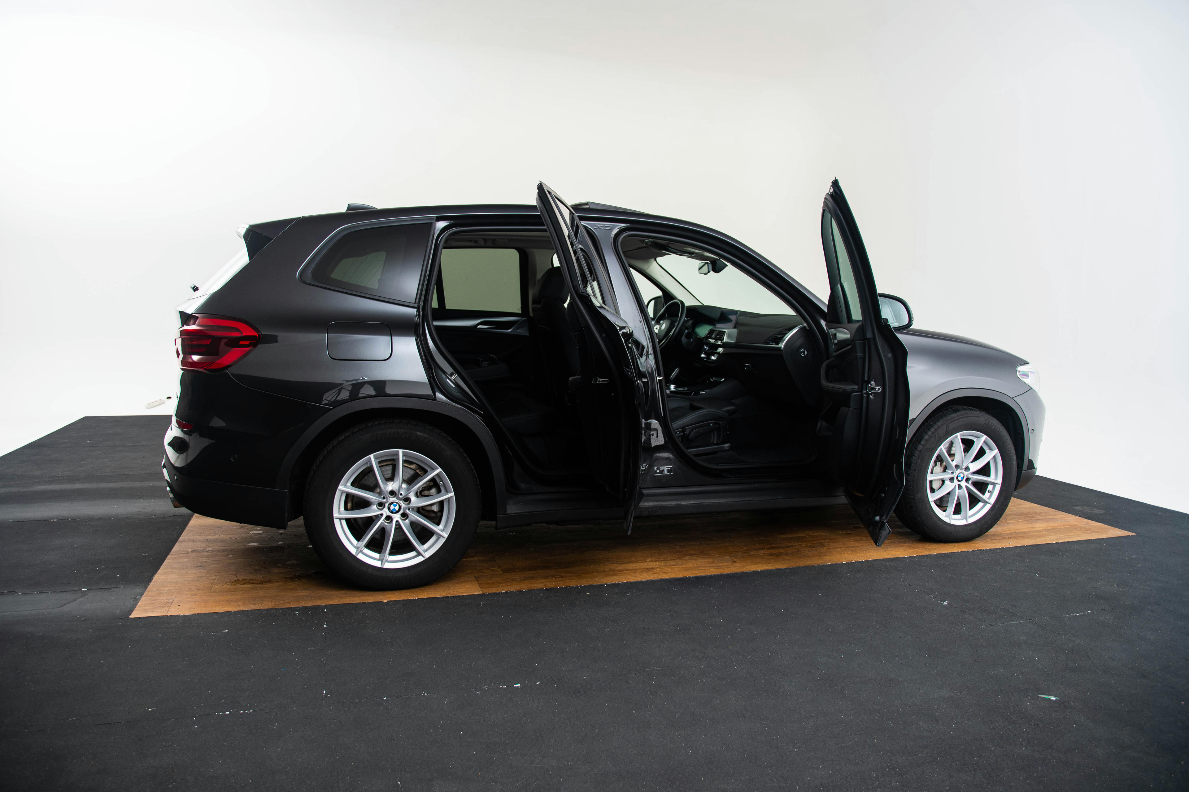 Car image 13