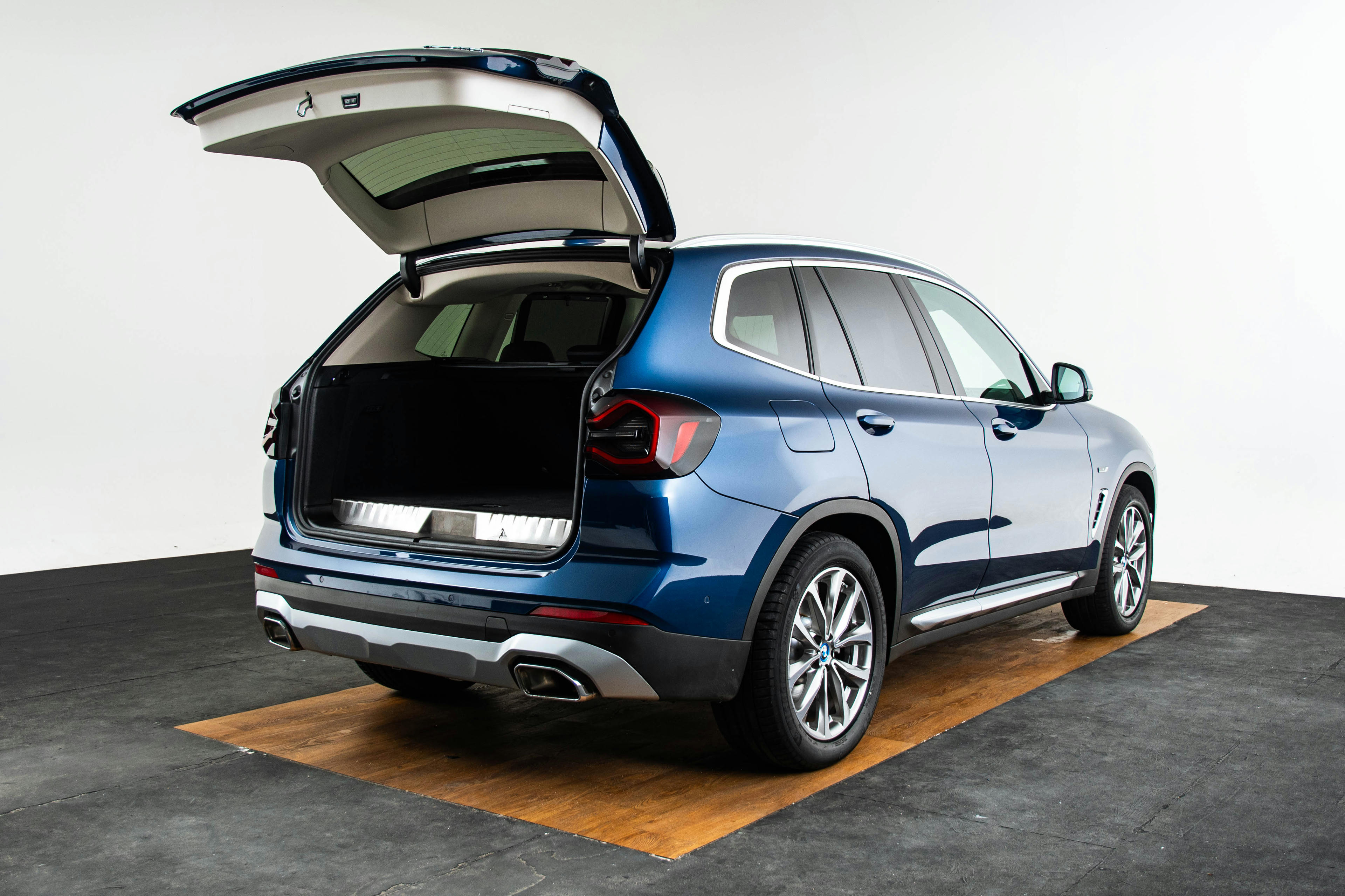 Car image 15