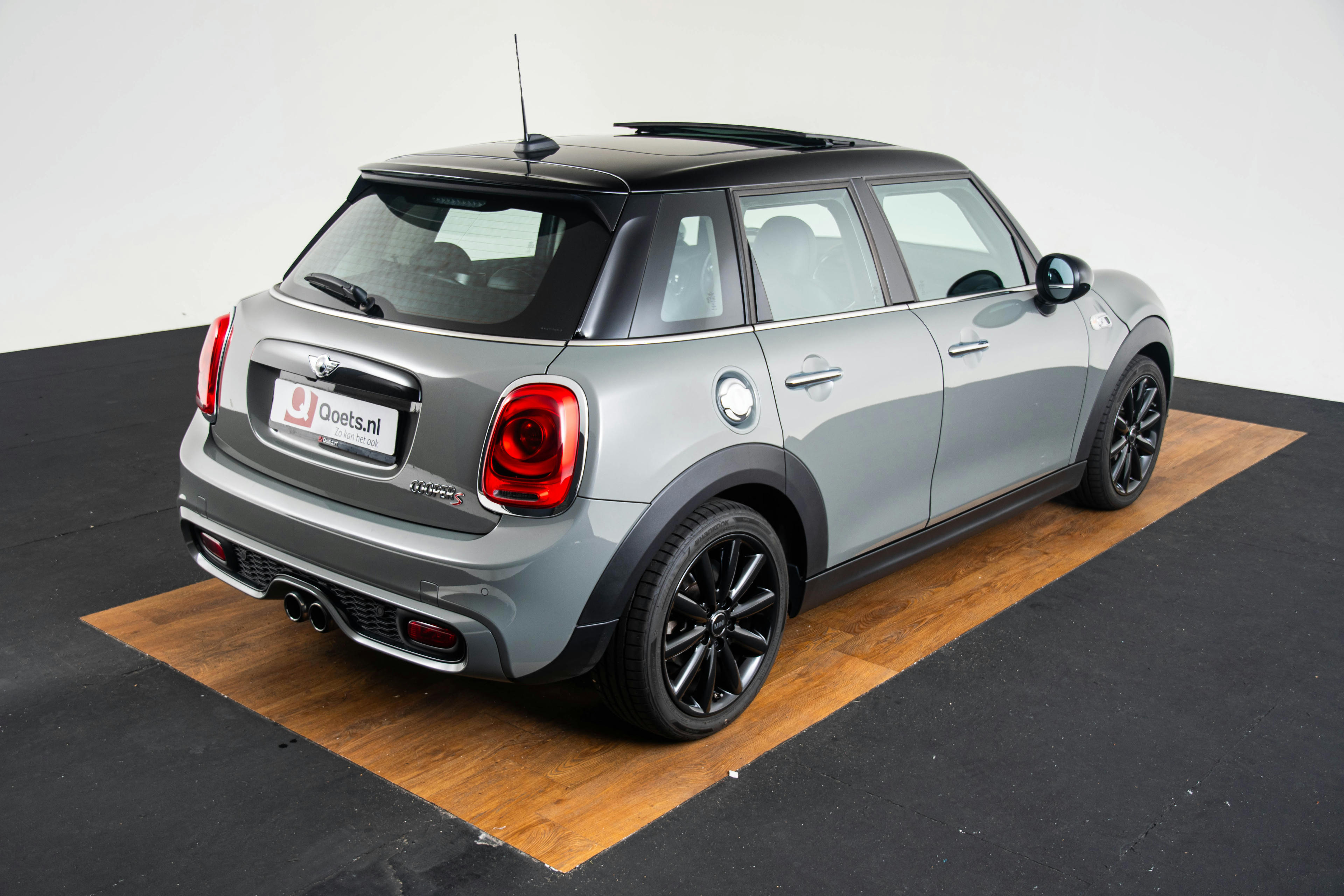 Car image 18