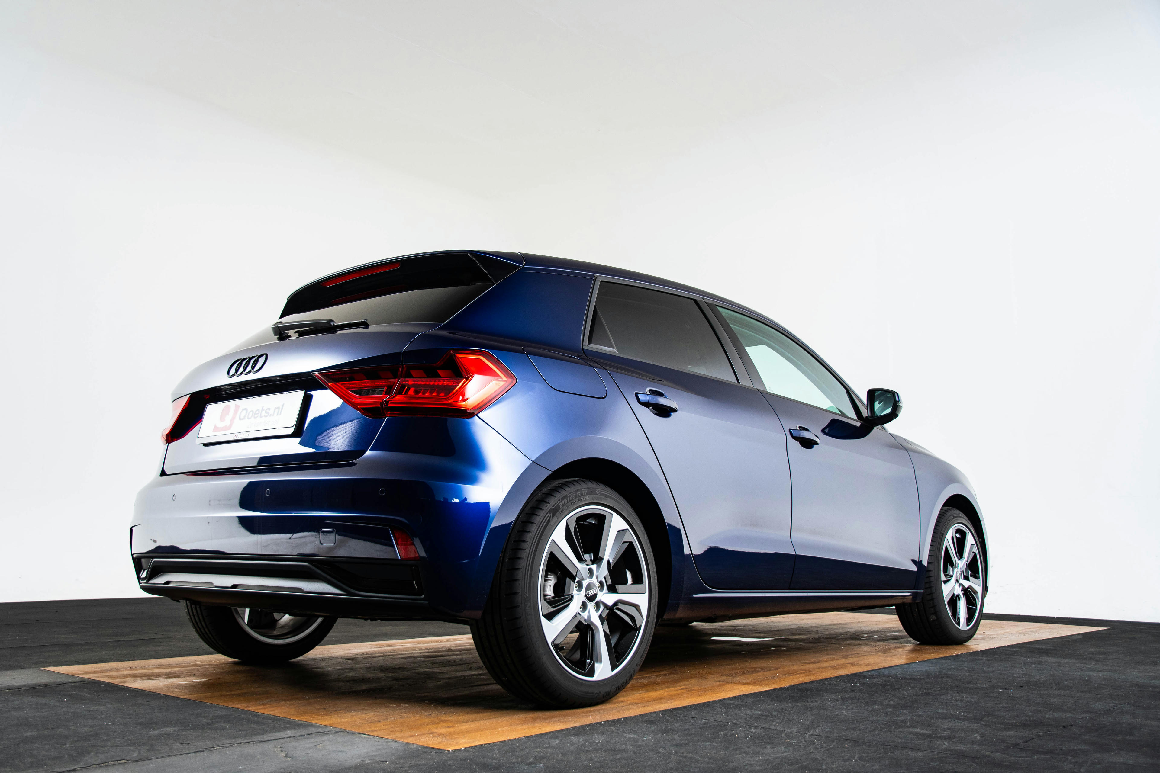 Car image 15