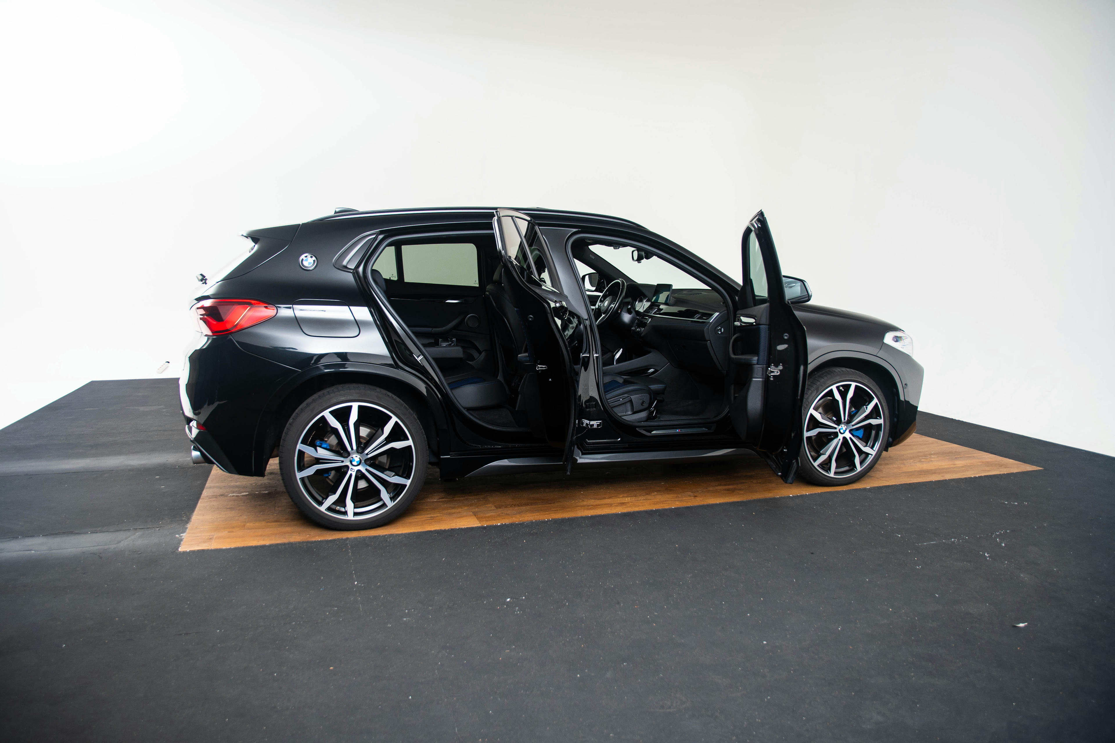 Car image 9