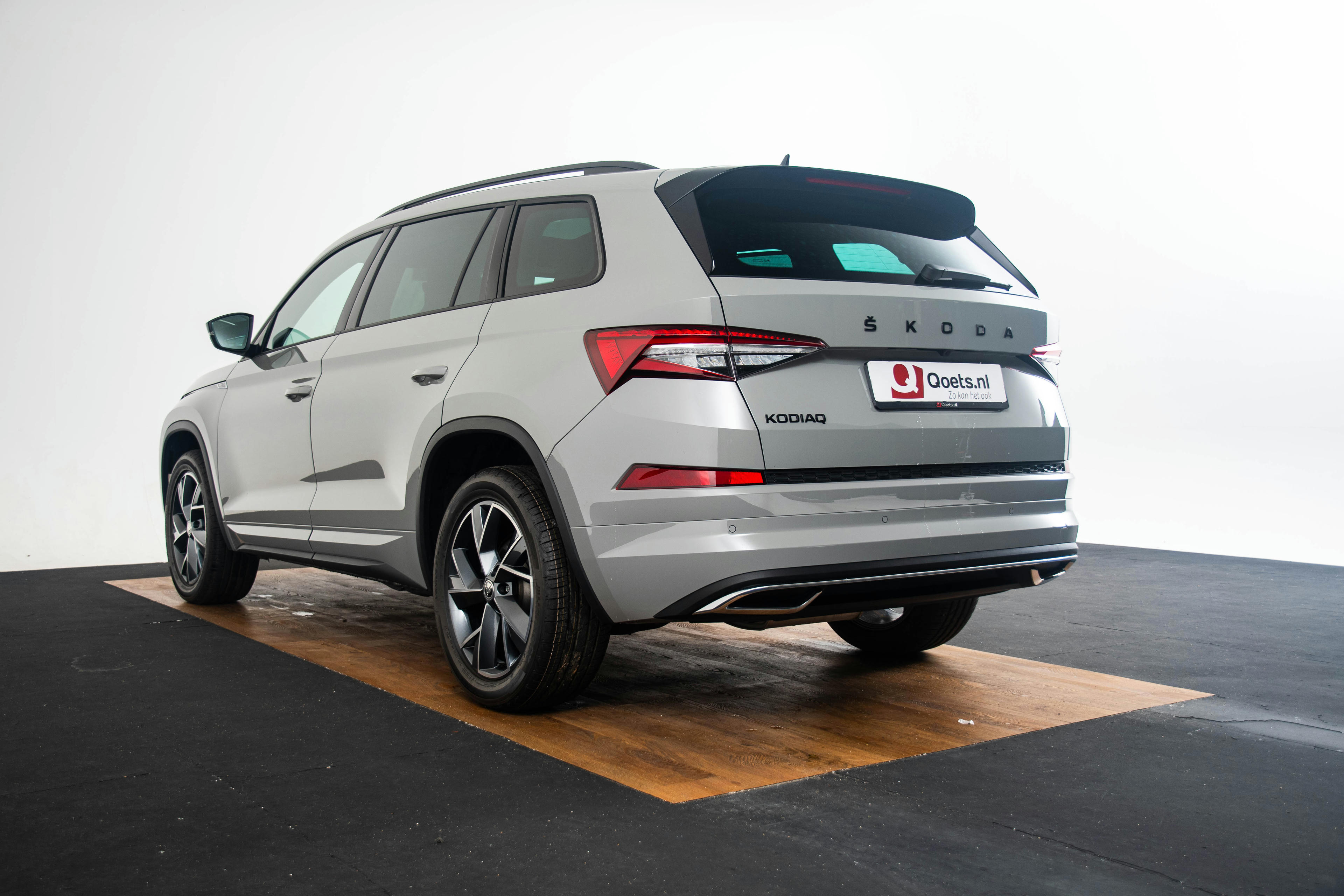 Car image 12