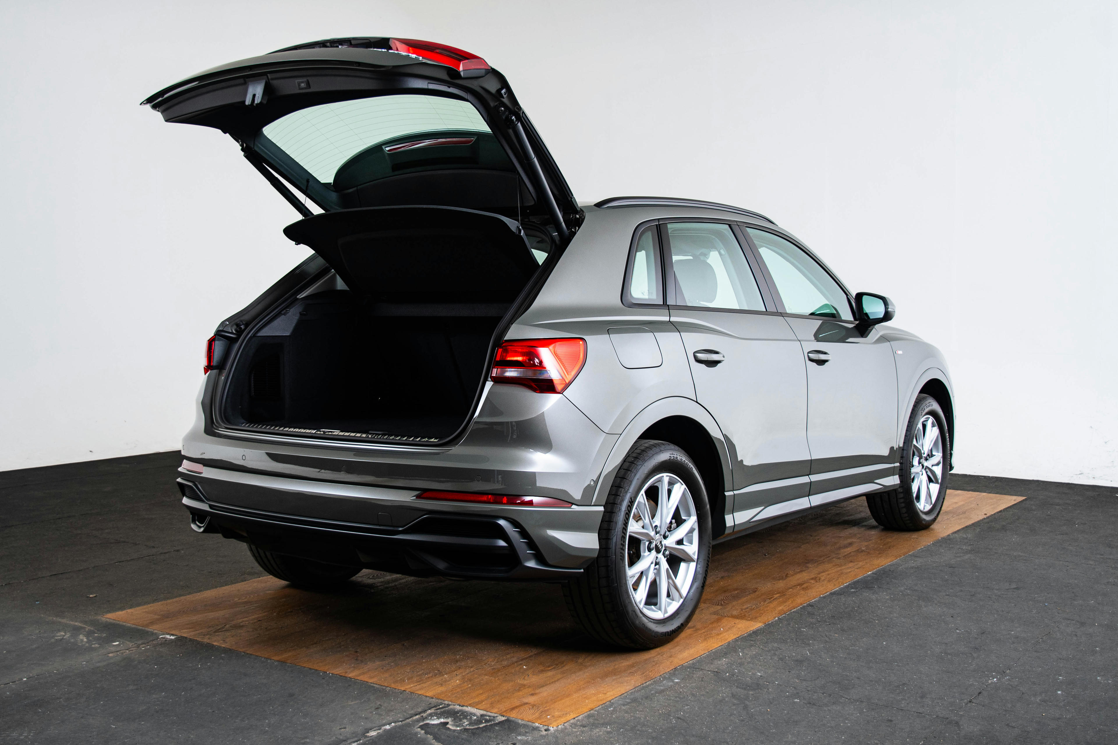 Car image 13