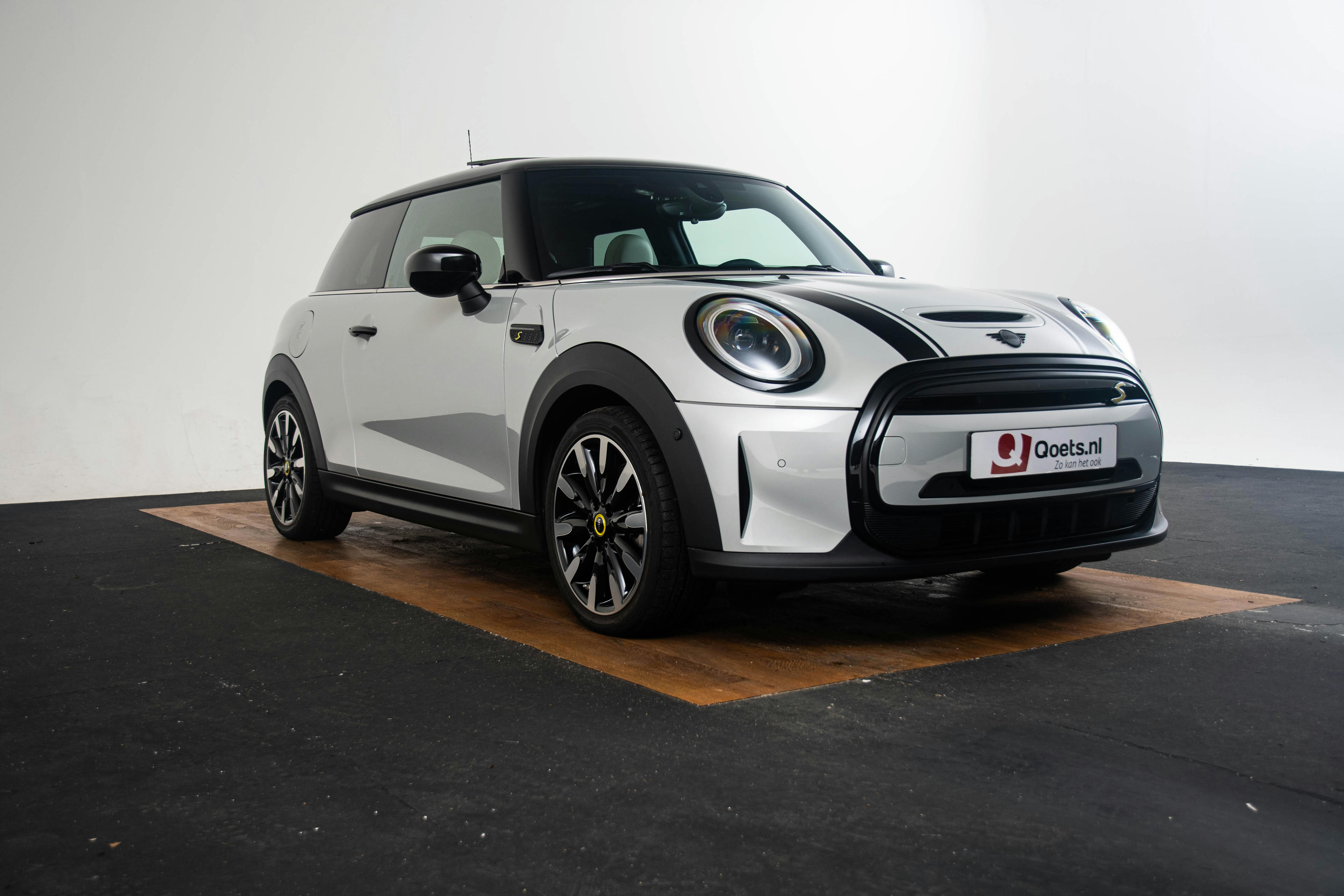 Car image 14