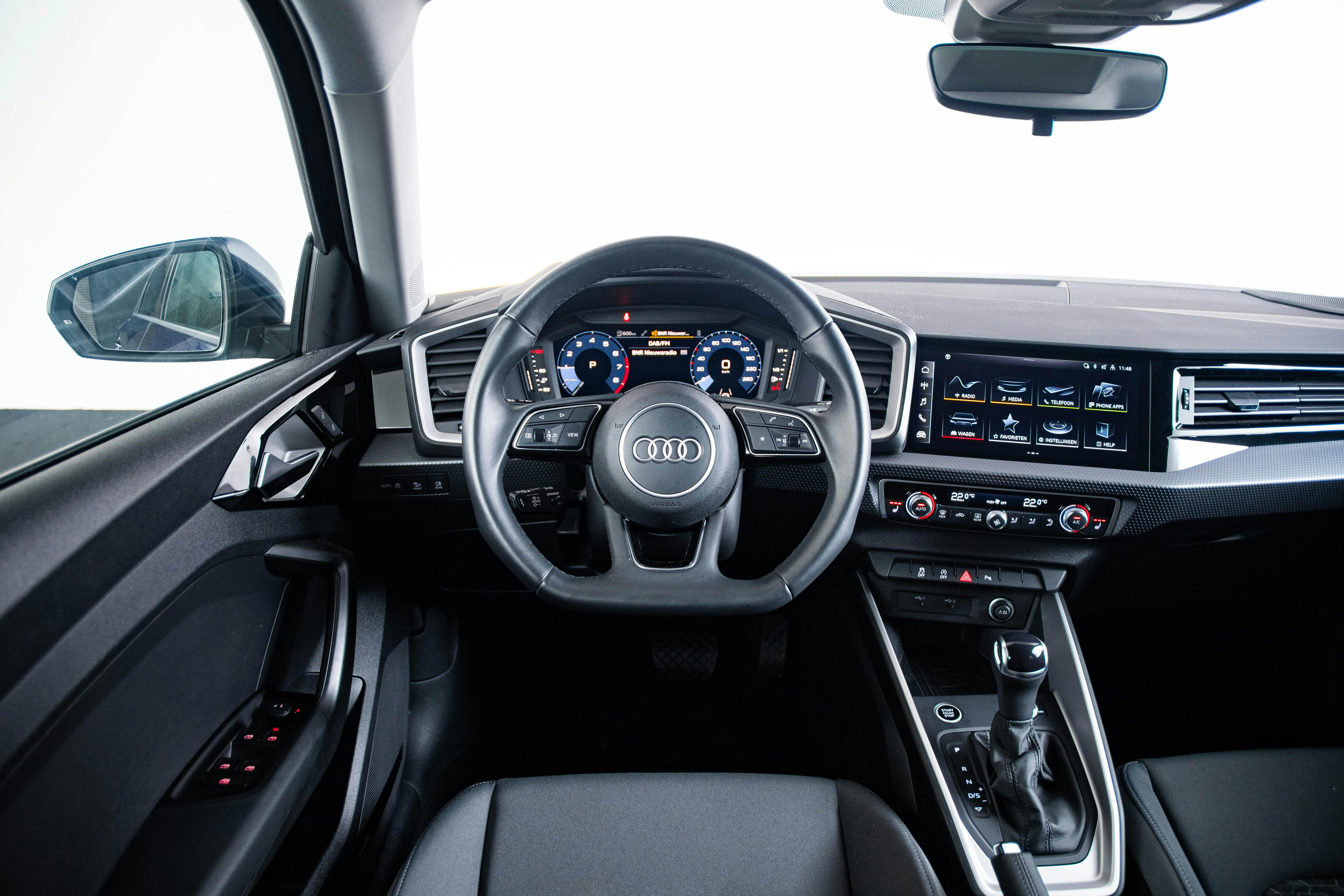 Car image 17