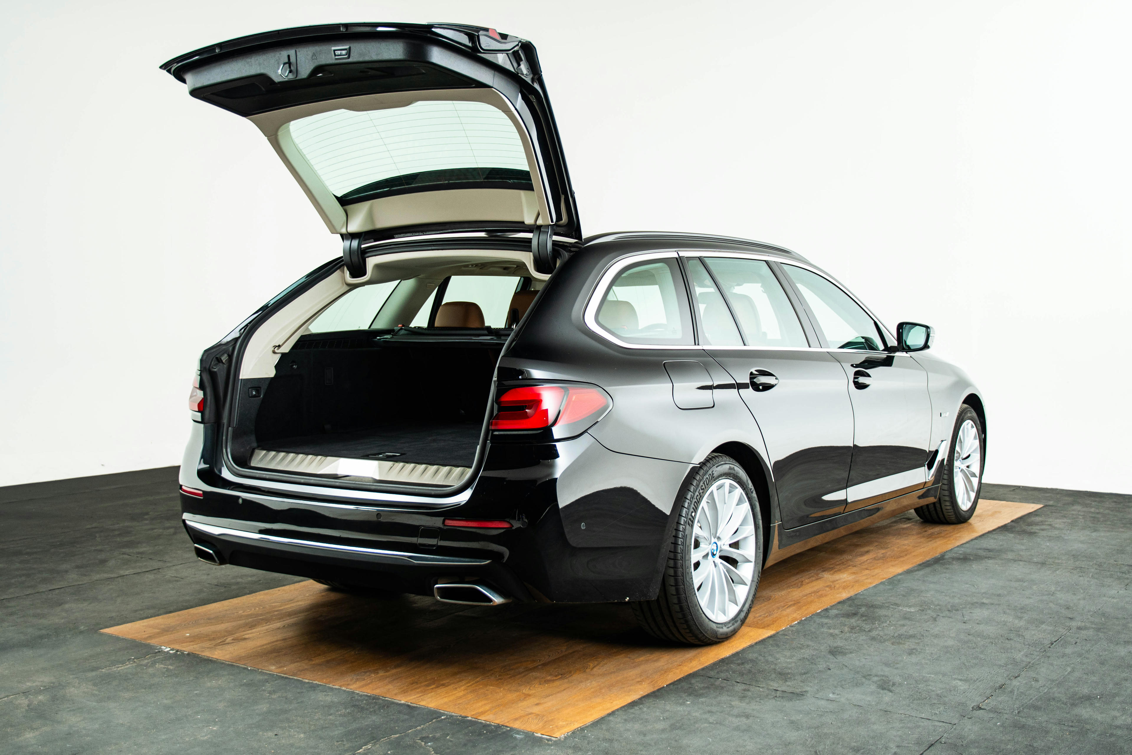 Car image 17