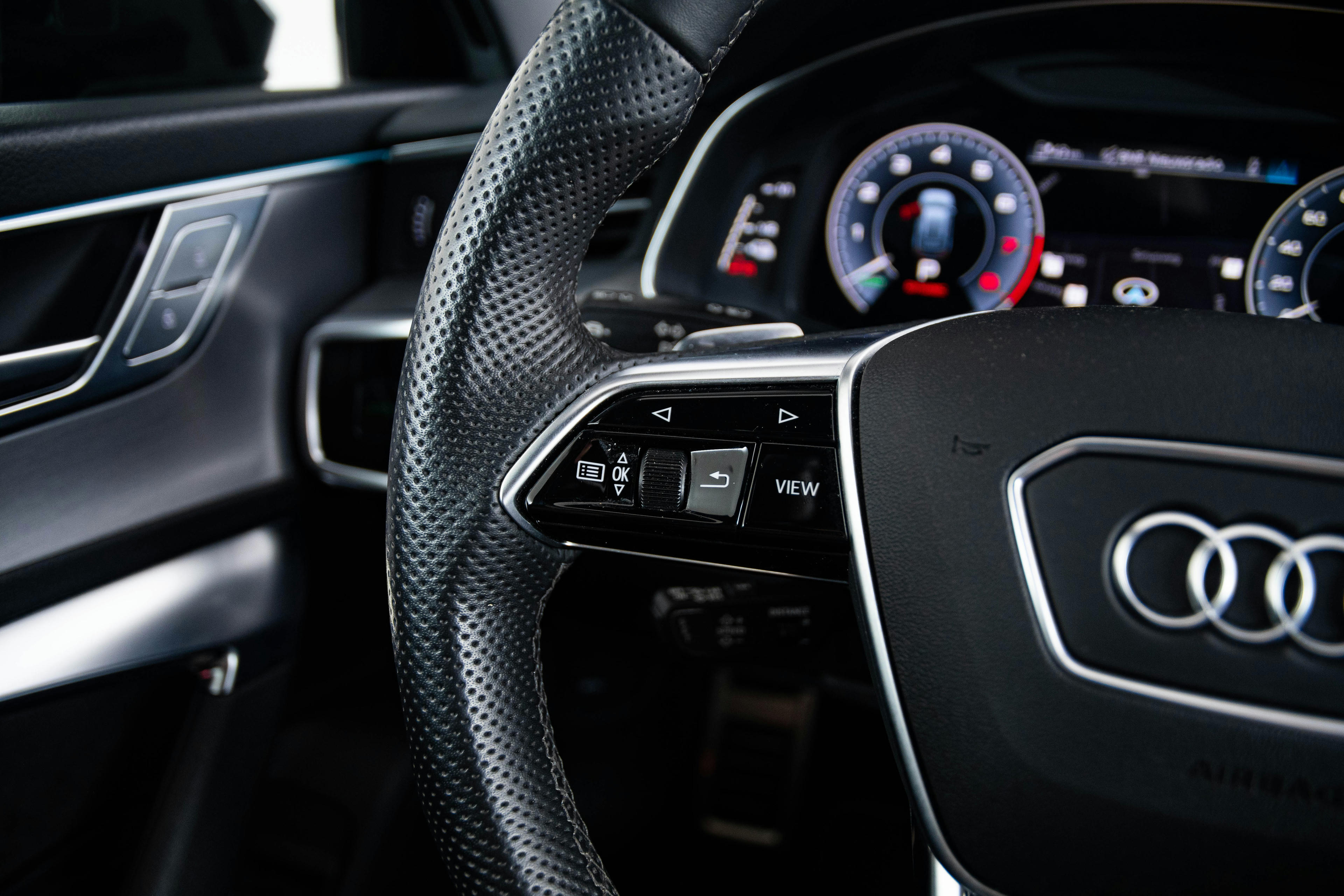 Car image 17