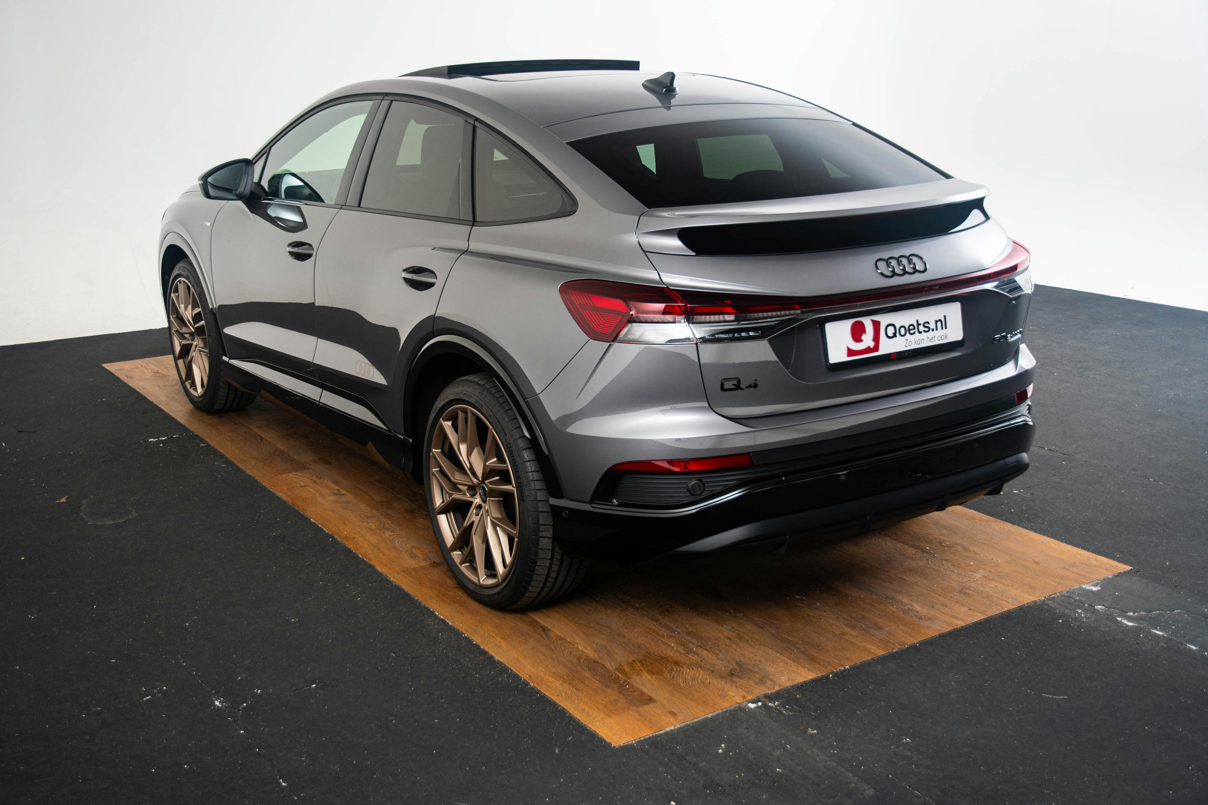 Car image 14