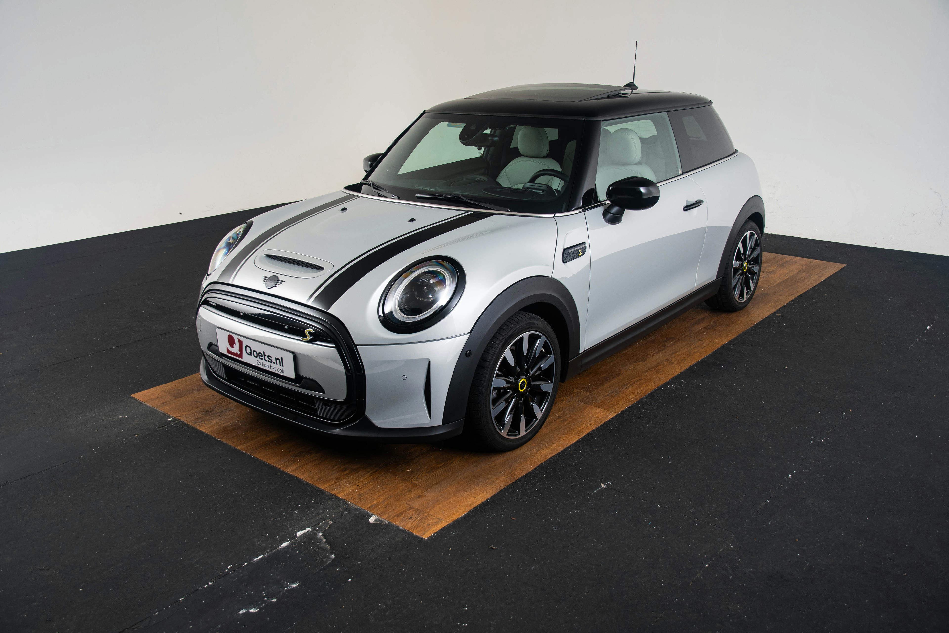 Car image 16