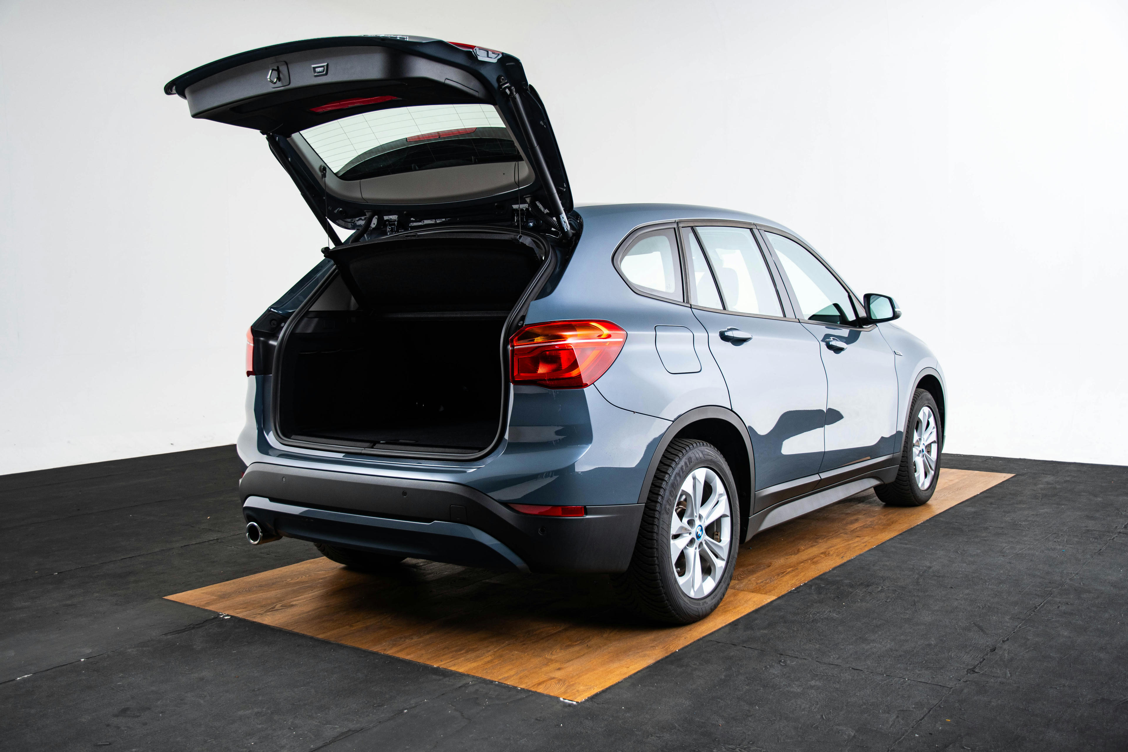 Car image 10
