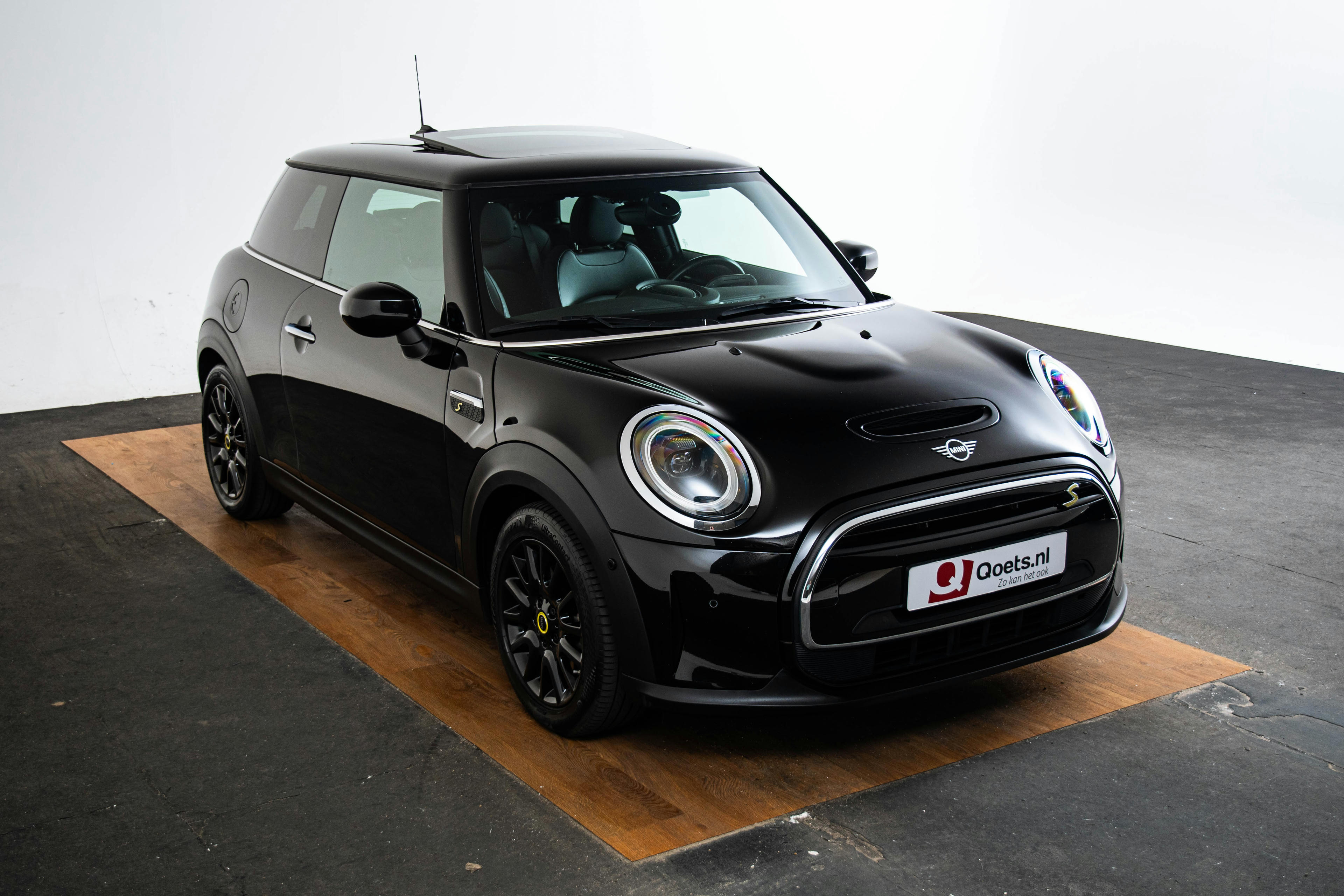 Car image 16