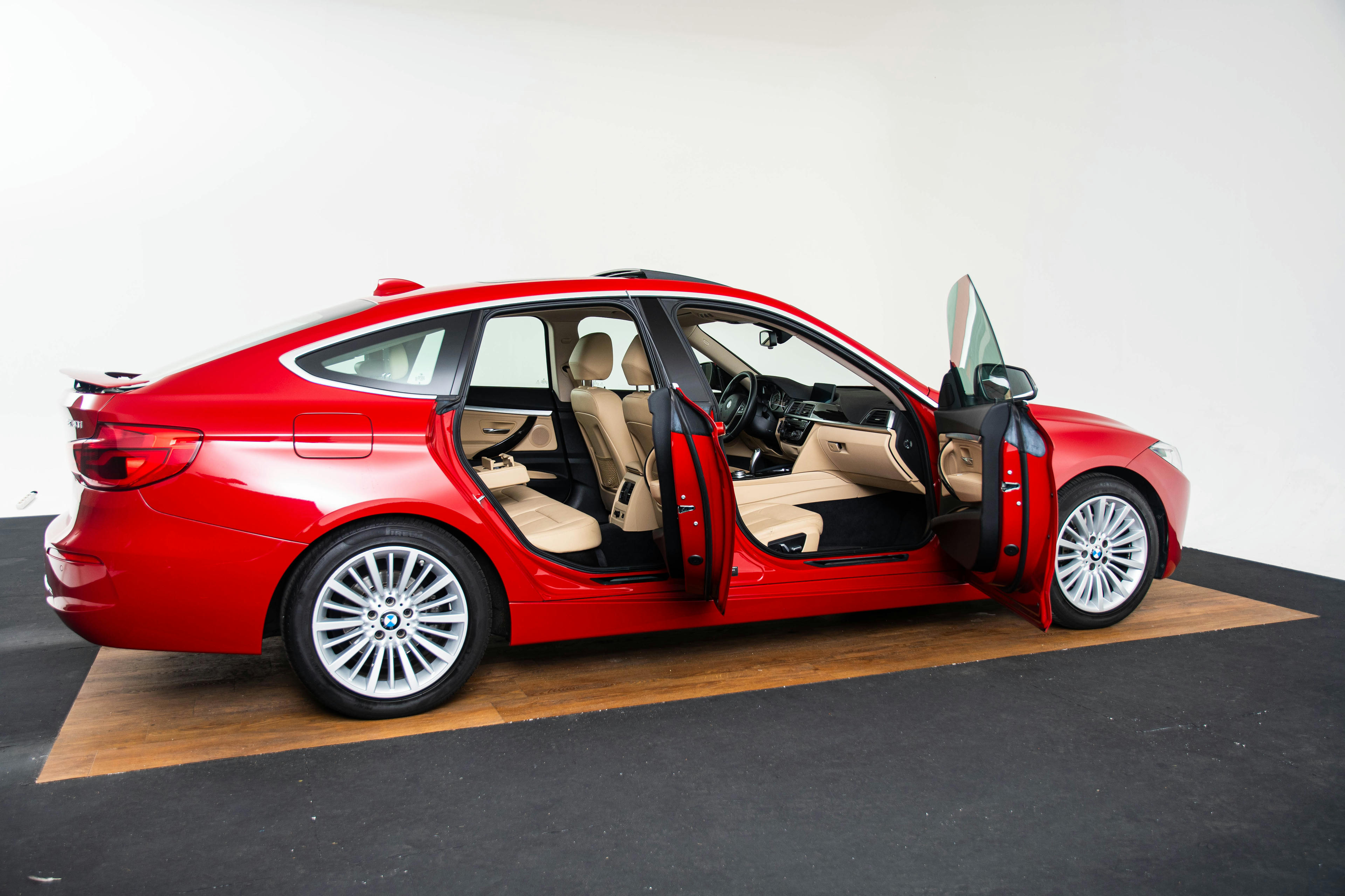 Car image 18