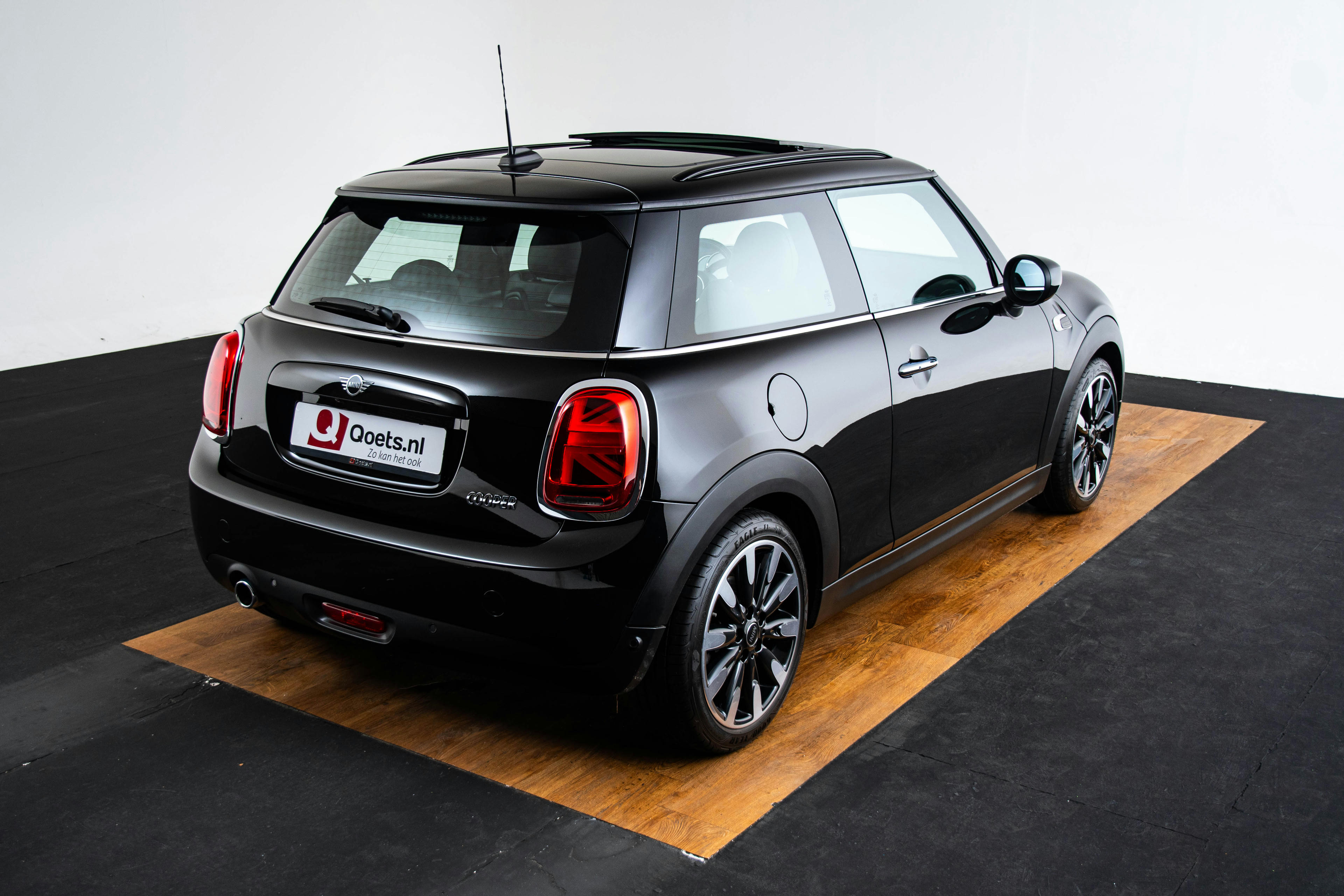 Car image 17